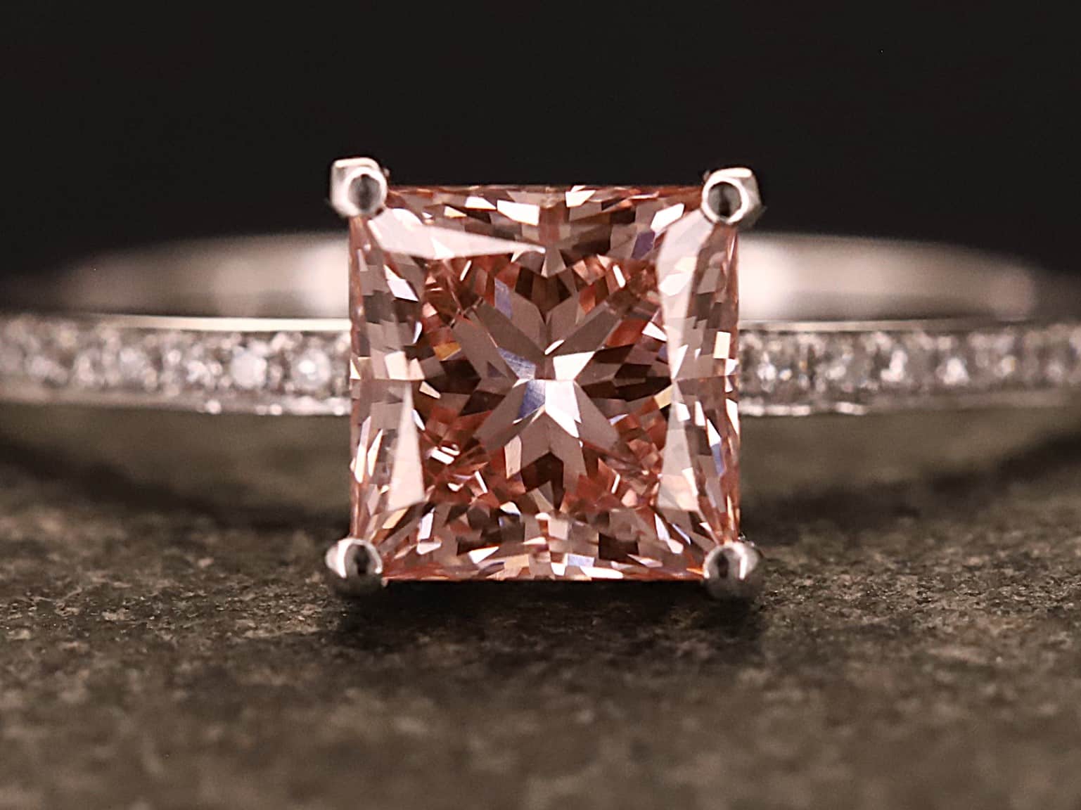 Verlobungsring 585er Weißgold mit 1 ct synthetischem Diamanten im Princess Schliff in der Farbe Pink – Bild 2