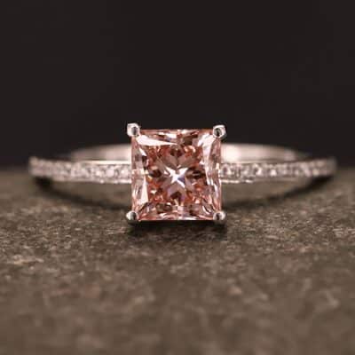 Verlobungsring 585er Weißgold mit 1 ct synthetischem Diamanten im Princess Schliff in der Farbe Pink