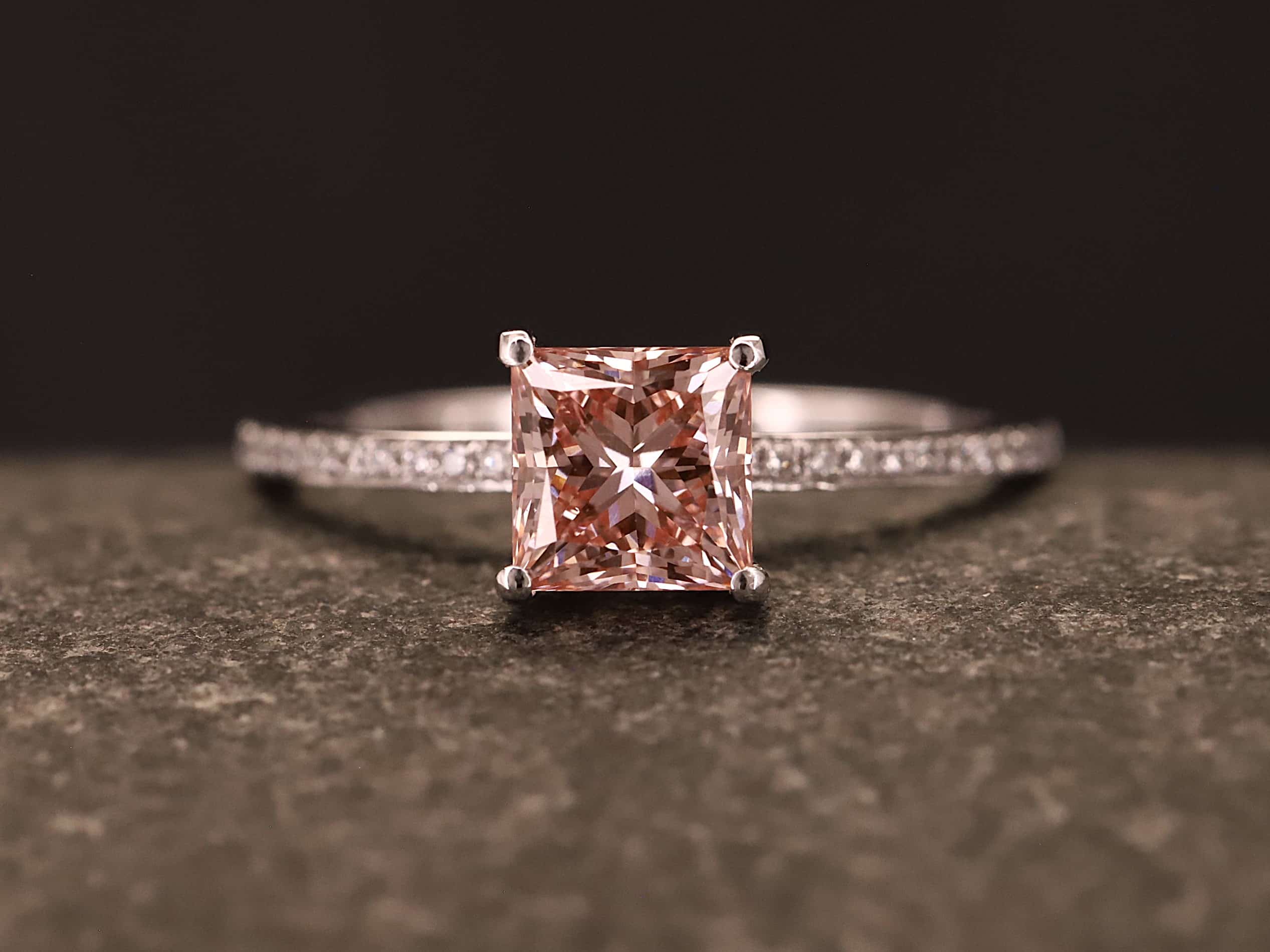 Verlobungsring 585er Weißgold mit 1 ct synthetischem Diamanten im Princess Schliff in der Farbe Pink