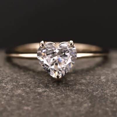Verlobungsring 585er Rosegold mit 1 ct synthetischem Diamanten im Herzschliff