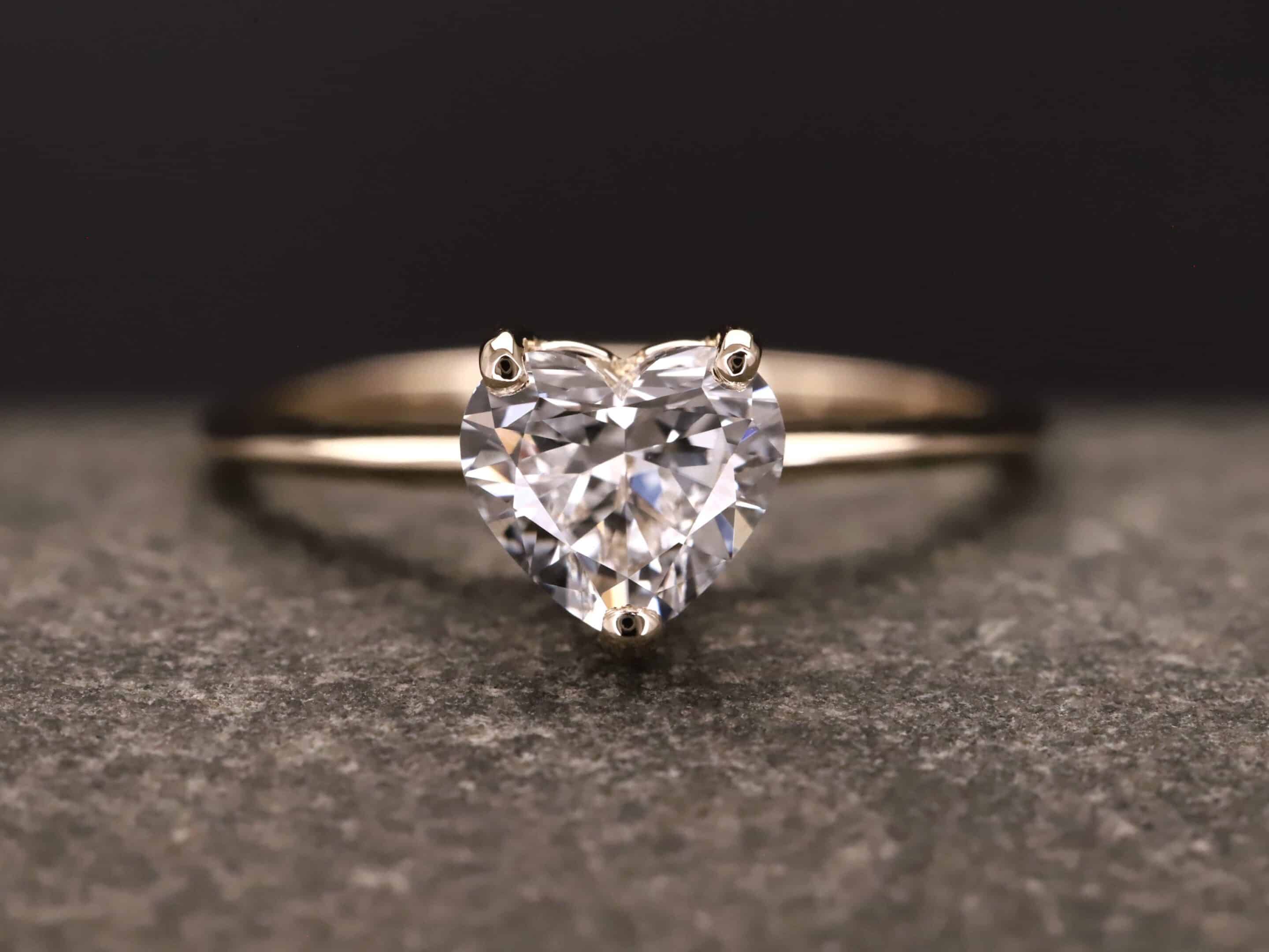 Verlobungsring 585er Rosegold mit 1 ct synthetischem Diamanten im Herzschliff