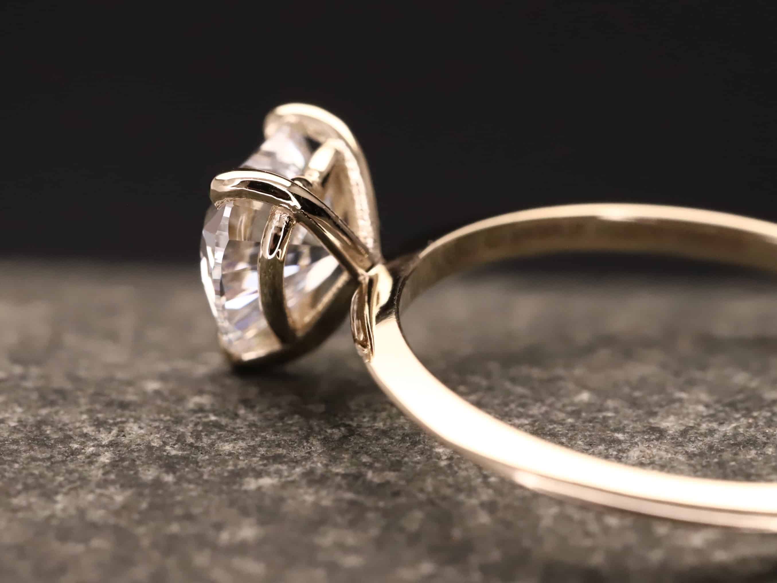 Verlobungsring 585er Rosegold mit 1 ct synthetischem Diamanten im Herzschliff – Bild 2