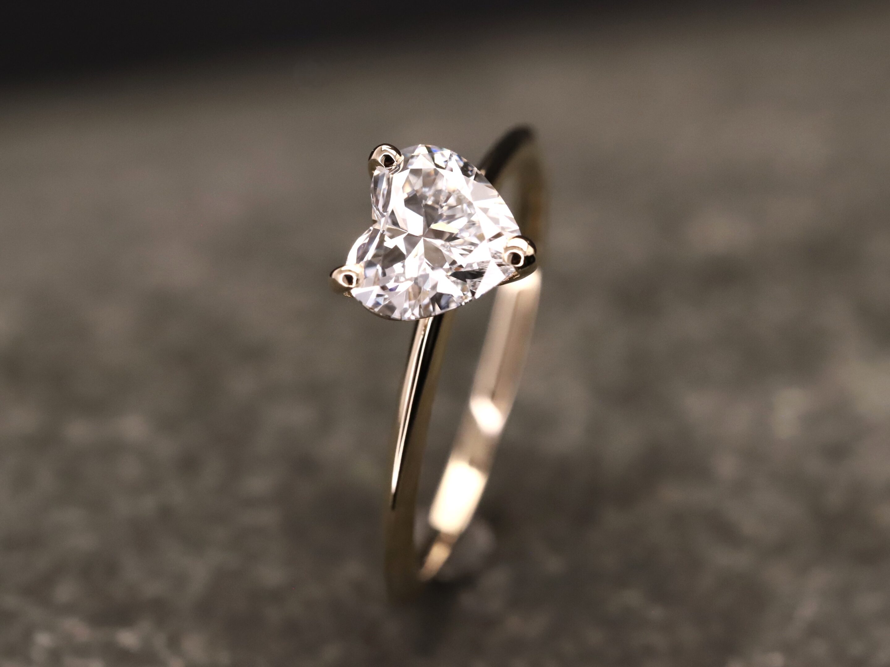 Verlobungsring 585er Rosegold mit 1 ct synthetischem Diamanten im Herzschliff – Bild 4