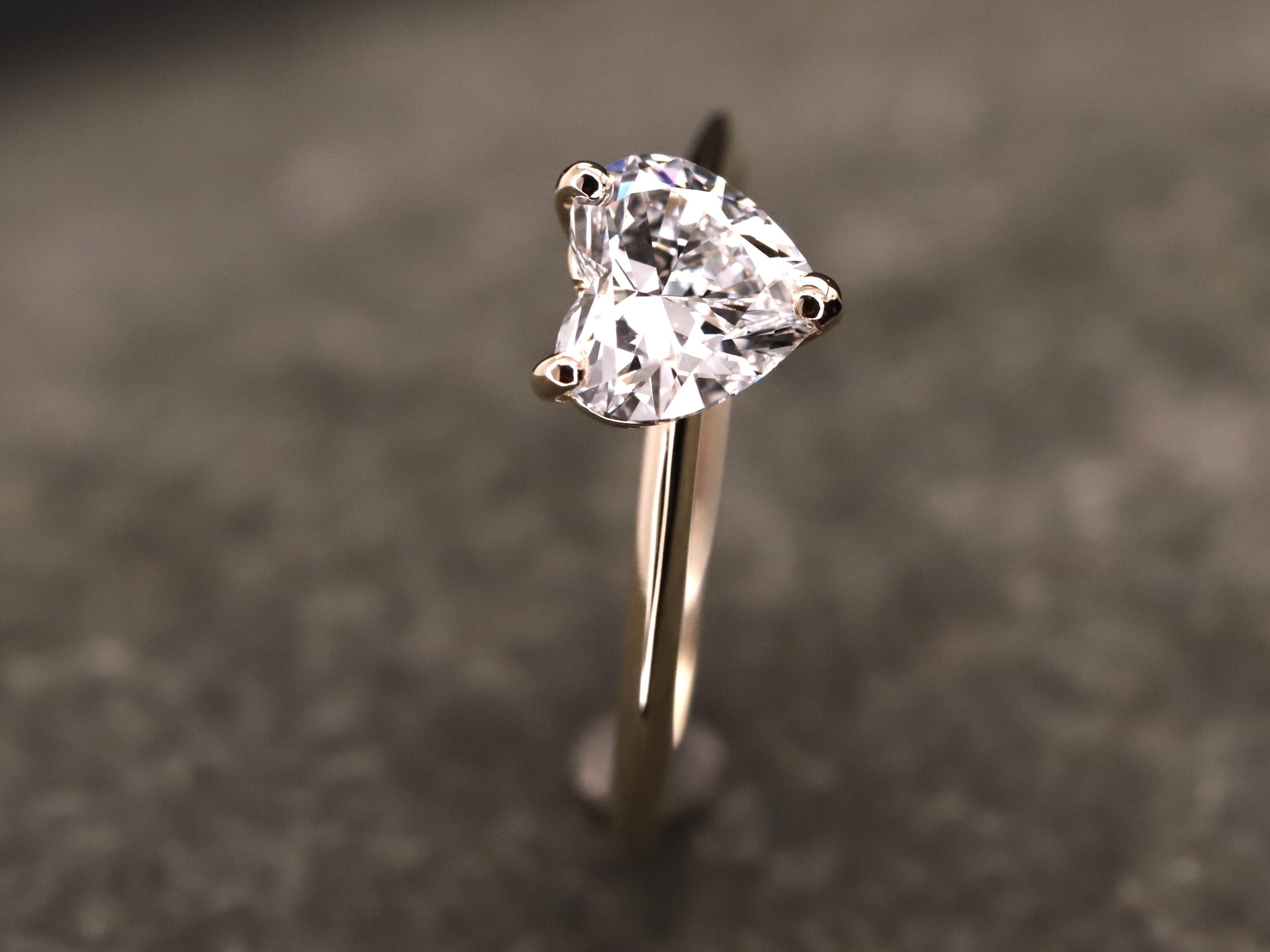Verlobungsring 585er Rosegold mit 1 ct synthetischem Diamanten im Herzschliff – Bild 3