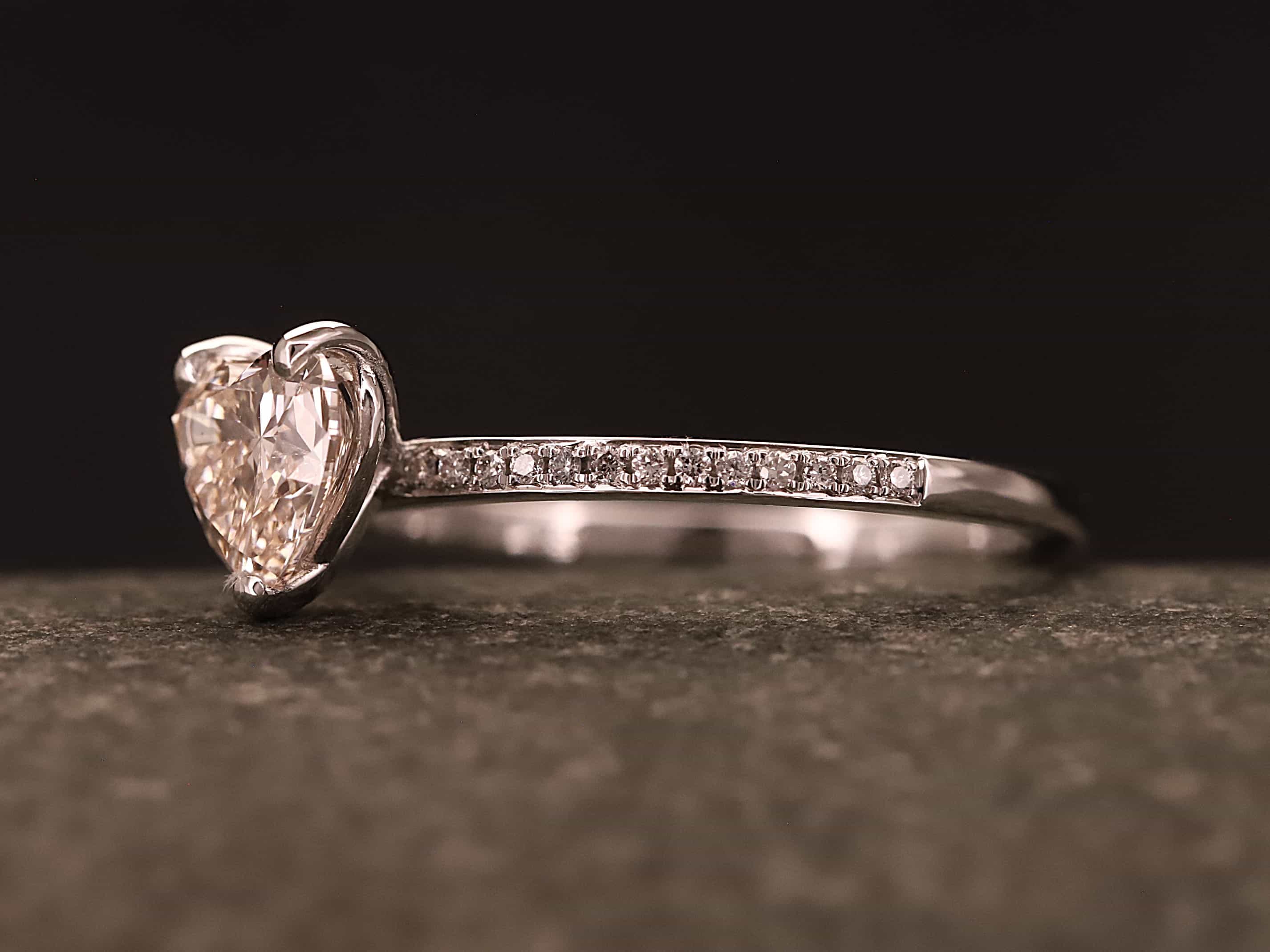 Verlobungsring 585er Weißgold mit 1 ct synthetischem Diamanten im Herz Schliff in der Farbe Rosa – Bild 3