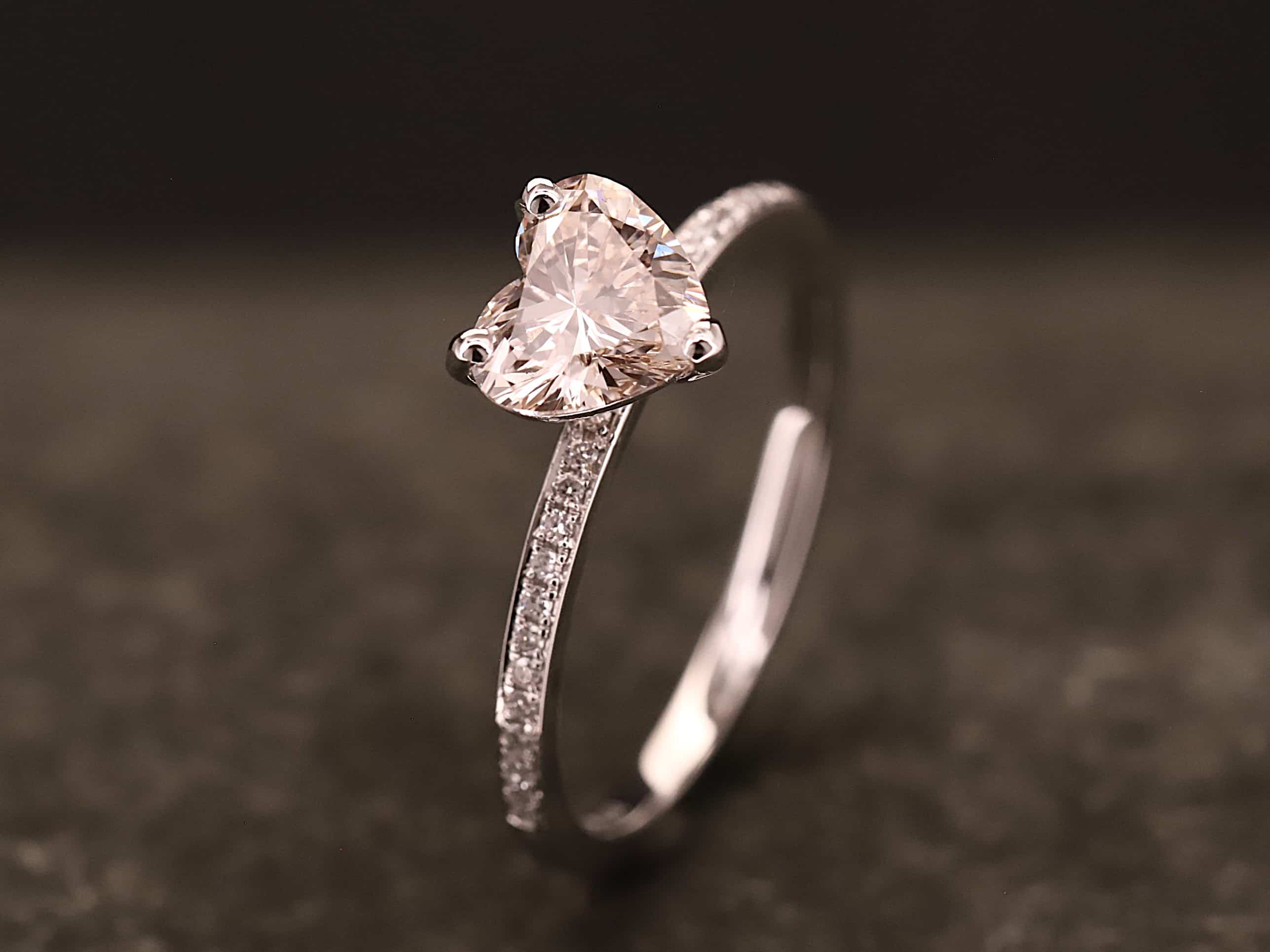 Verlobungsring 585er Weißgold mit 1 ct synthetischem Diamanten im Herz Schliff in der Farbe Rosa – Bild 4