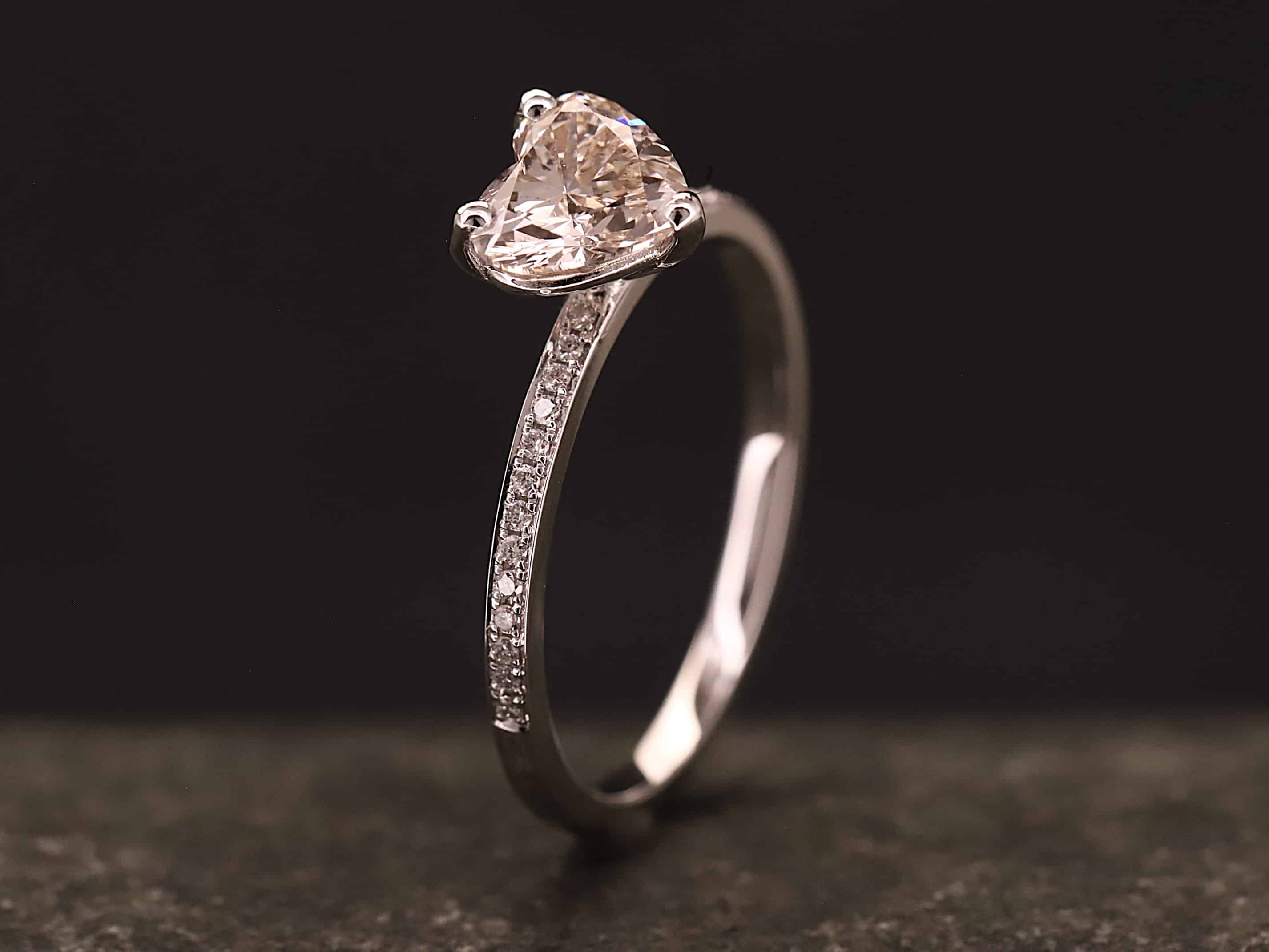 Verlobungsring 585er Weißgold mit 1 ct synthetischem Diamanten im Herz Schliff in der Farbe Rosa – Bild 5