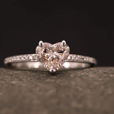 Verlobungsring 585er Weißgold mit 1 ct synthetischem Diamanten im Herz Schliff in der Farbe Rosa