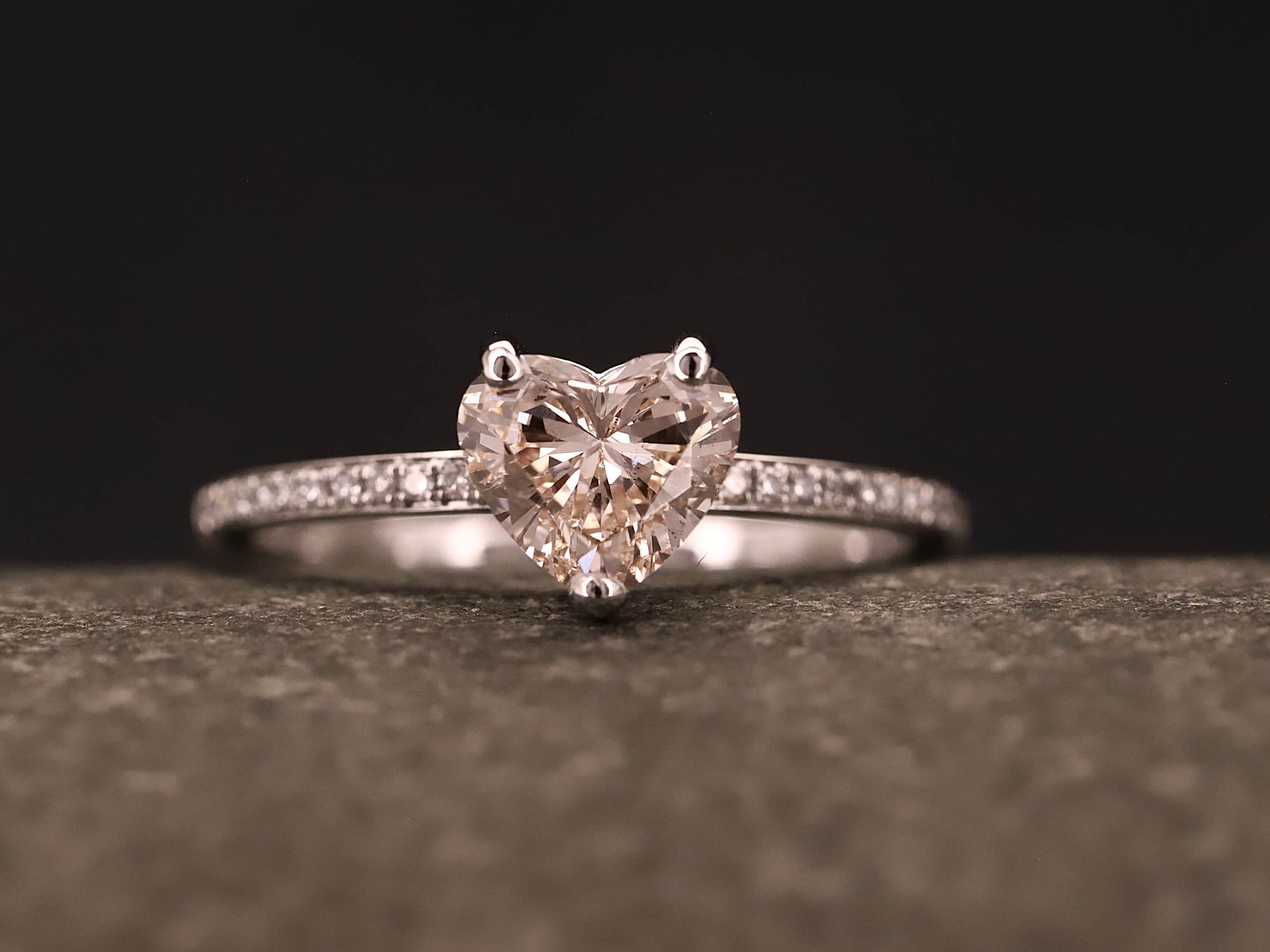 Verlobungsring 585er Weißgold mit 1 ct synthetischem Diamanten im Herz Schliff in der Farbe Rosa