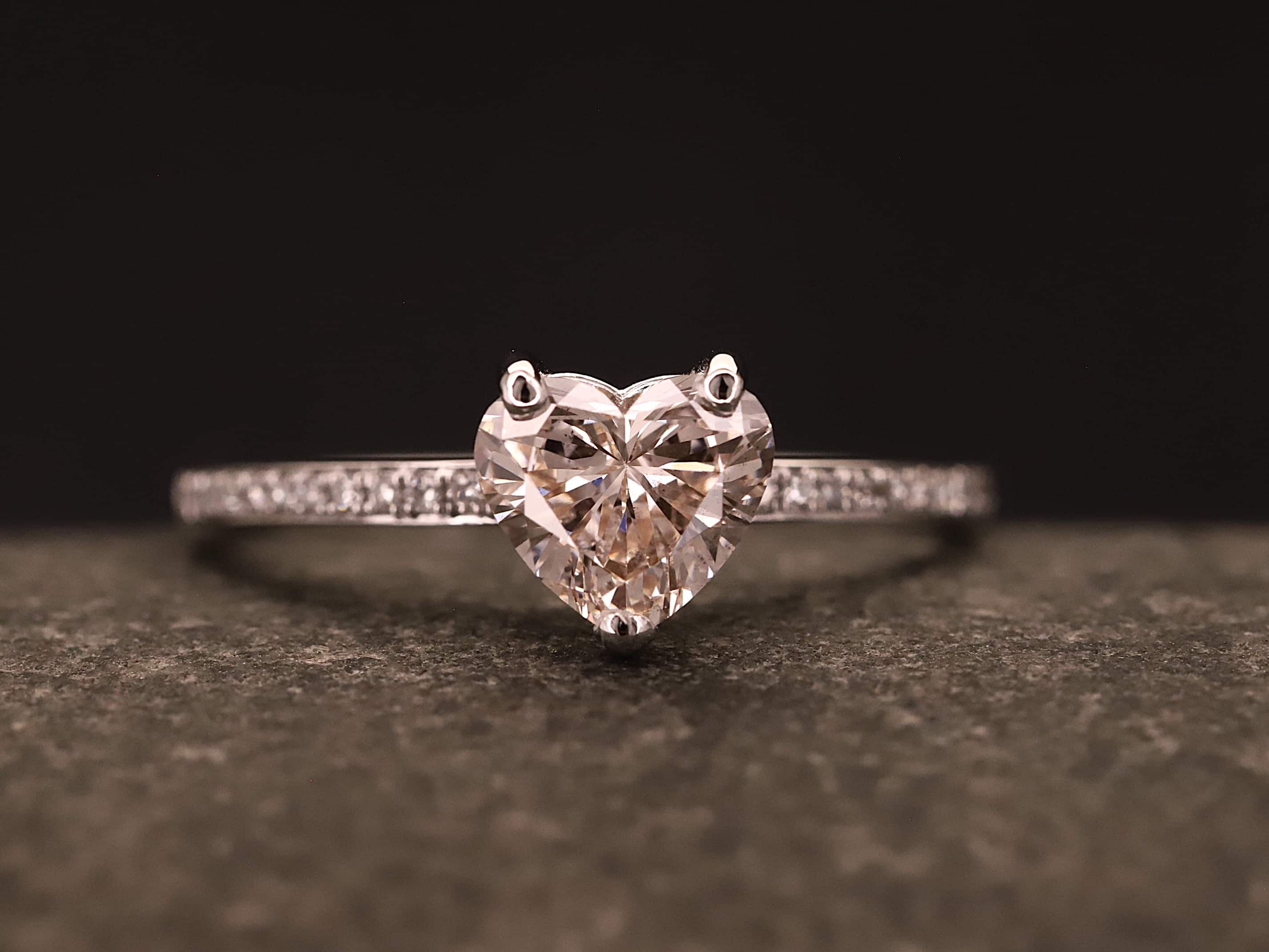 Verlobungsring 585er Weißgold mit 1 ct synthetischem Diamanten im Herz Schliff in der Farbe Rosa – Bild 2
