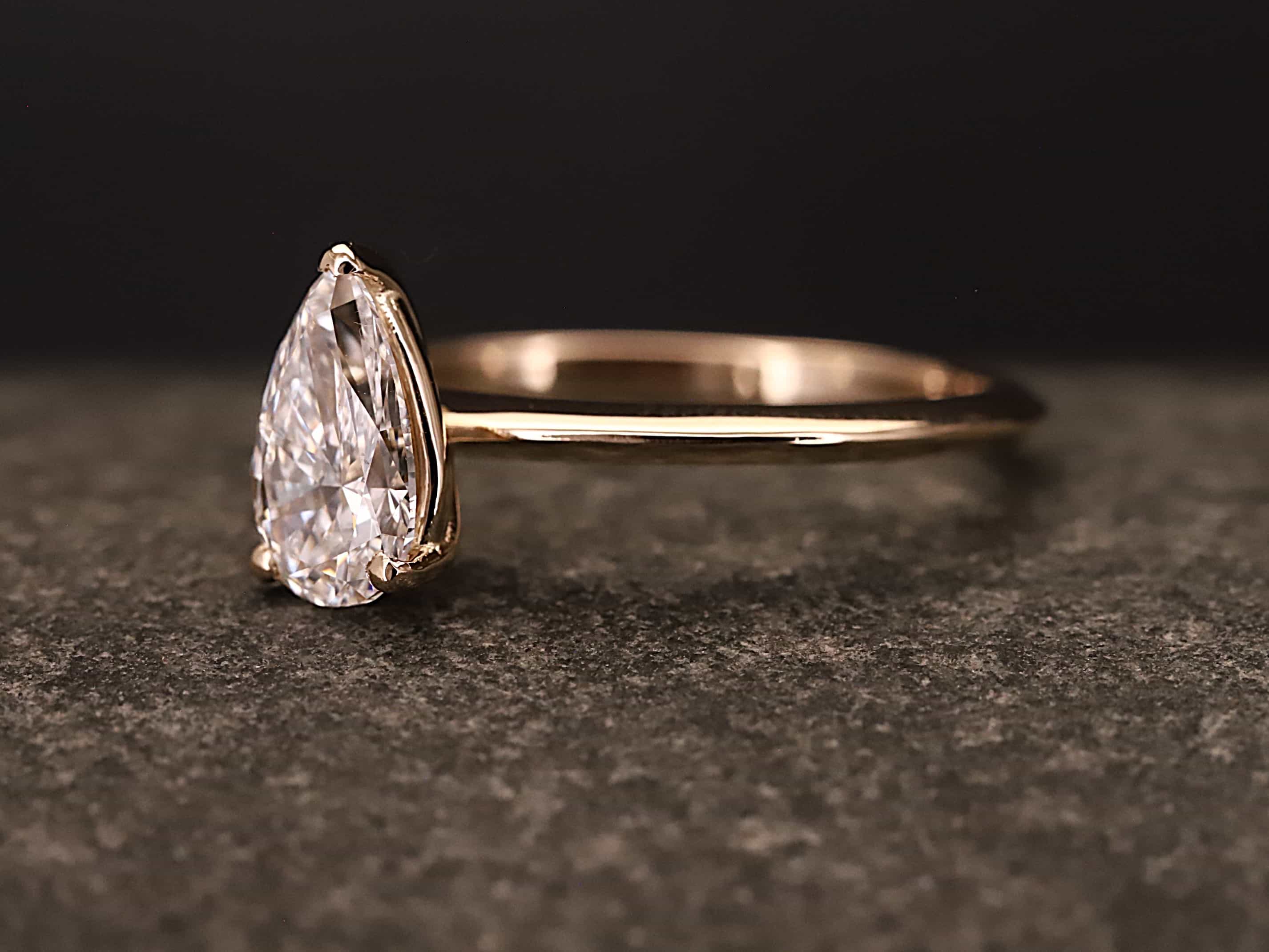 Verlobungsring 585er Rosegold mit 1 ct synthetischem Diamanten im Birnenform Schliff - Tropfenform Schliff – Bild 8