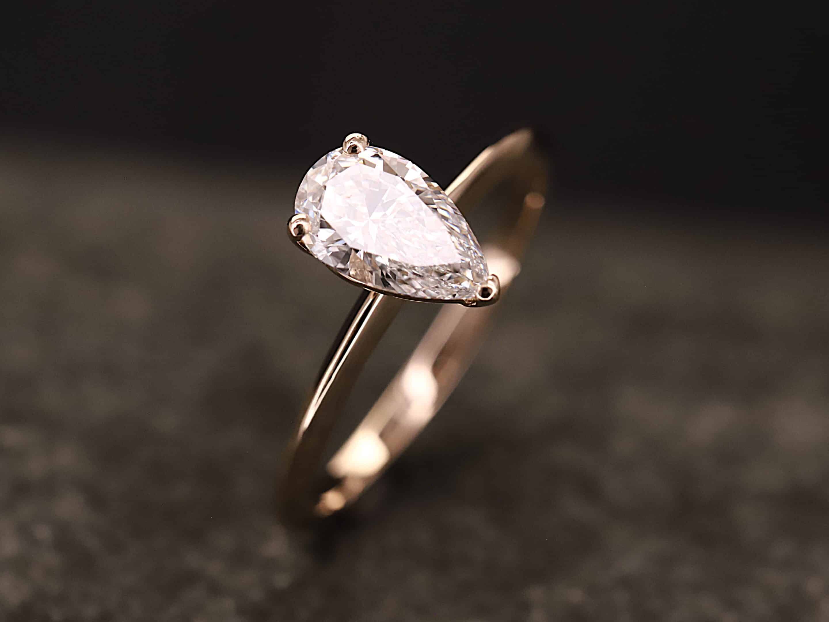 Verlobungsring 585er Rosegold mit 1 ct synthetischem Diamanten im Birnenform Schliff - Tropfenform Schliff – Bild 9
