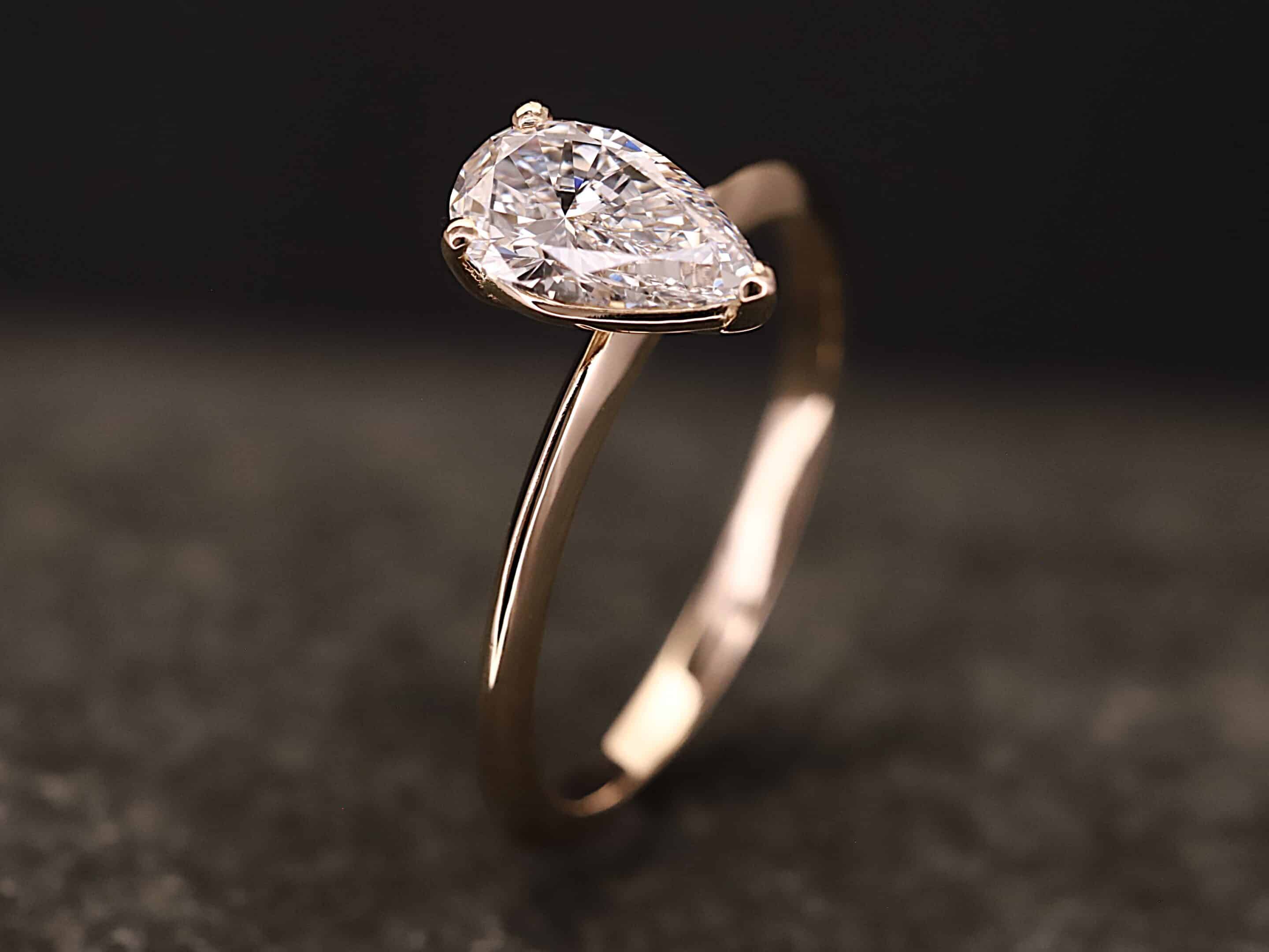 Verlobungsring 585er Rosegold mit 1 ct synthetischem Diamanten im Birnenform Schliff - Tropfenform Schliff – Bild 10