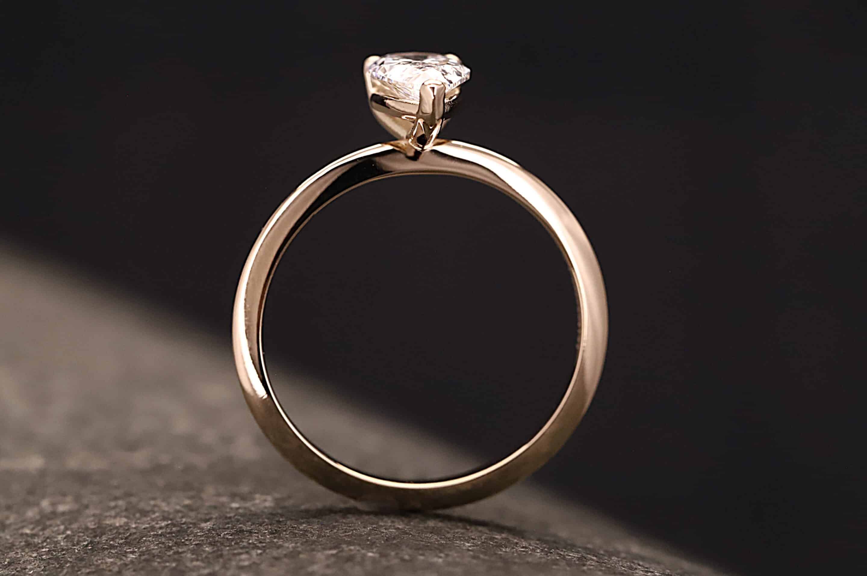 Verlobungsring 585er Rosegold mit 1 ct synthetischem Diamanten im Birnenform Schliff - Tropfenform Schliff – Bild 2