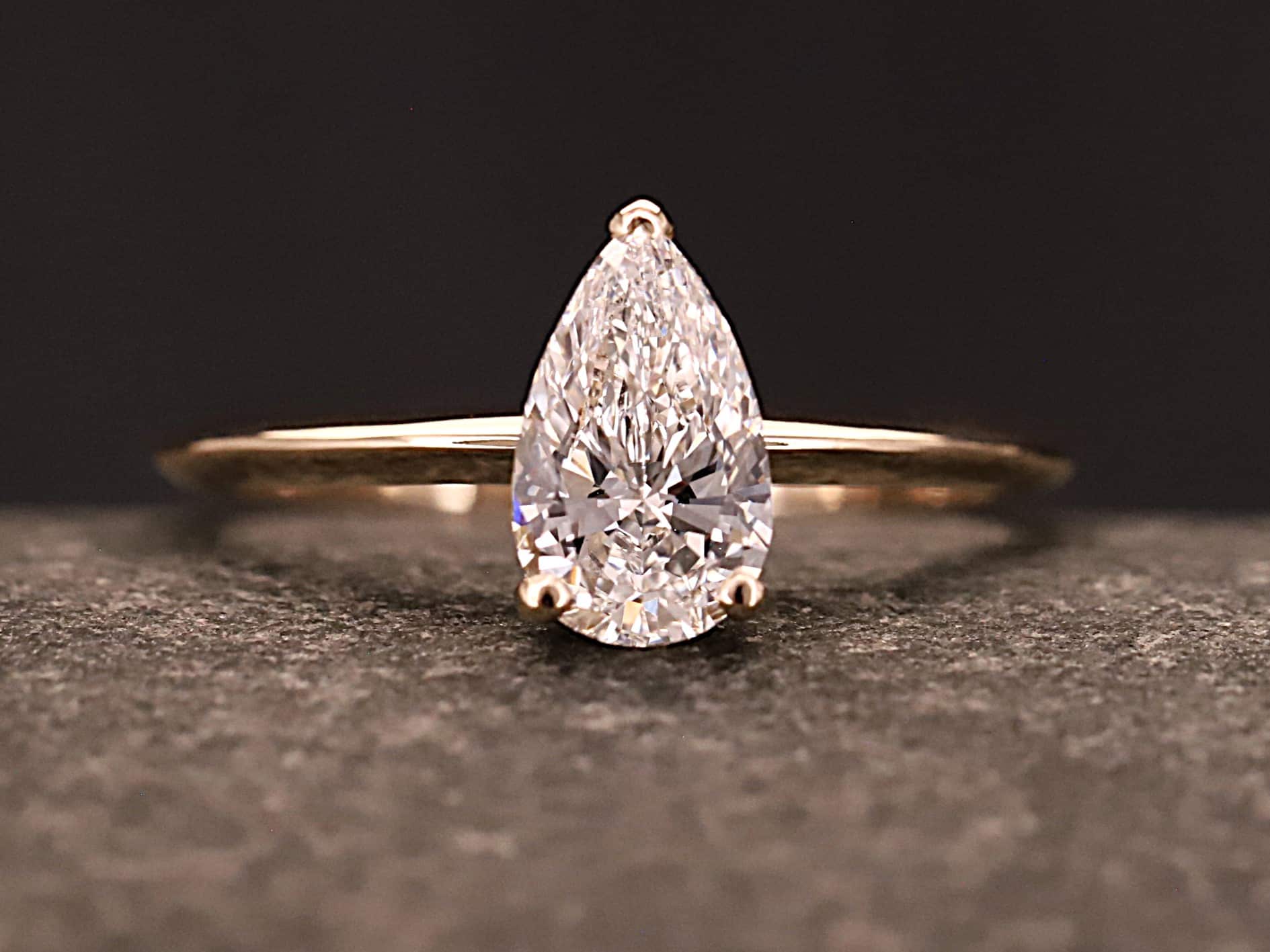 Verlobungsring 585er Rosegold mit 1 ct synthetischem Diamanten im Birnenform Schliff - Tropfenform Schliff – Bild 4