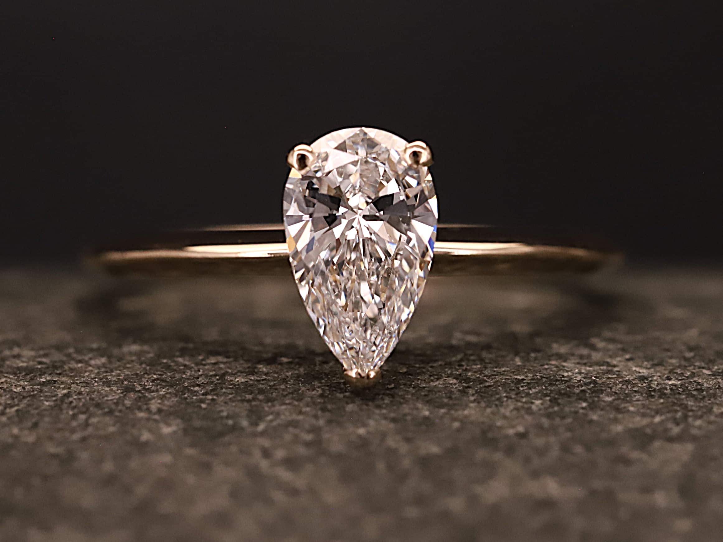 Verlobungsring 585er Rosegold mit 1 ct synthetischem Diamanten im Birnenform Schliff - Tropfenform Schliff