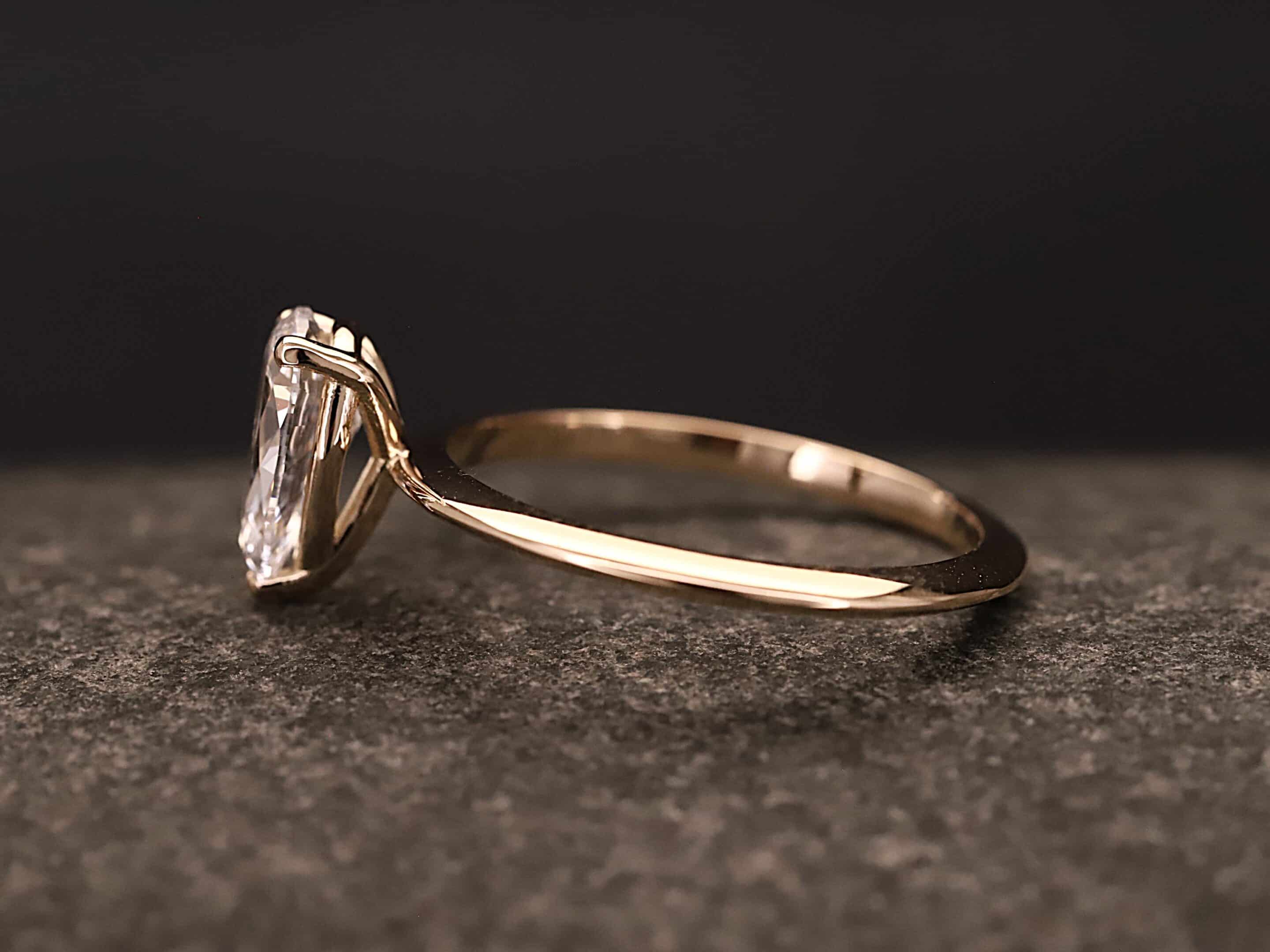 Verlobungsring 585er Rosegold mit 1 ct synthetischem Diamanten im Birnenform Schliff - Tropfenform Schliff – Bild 6