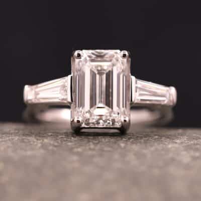 Verlobungsring 585er Weißgold mit 2,5ct synthetischen Diamanten im Smaragdschliff