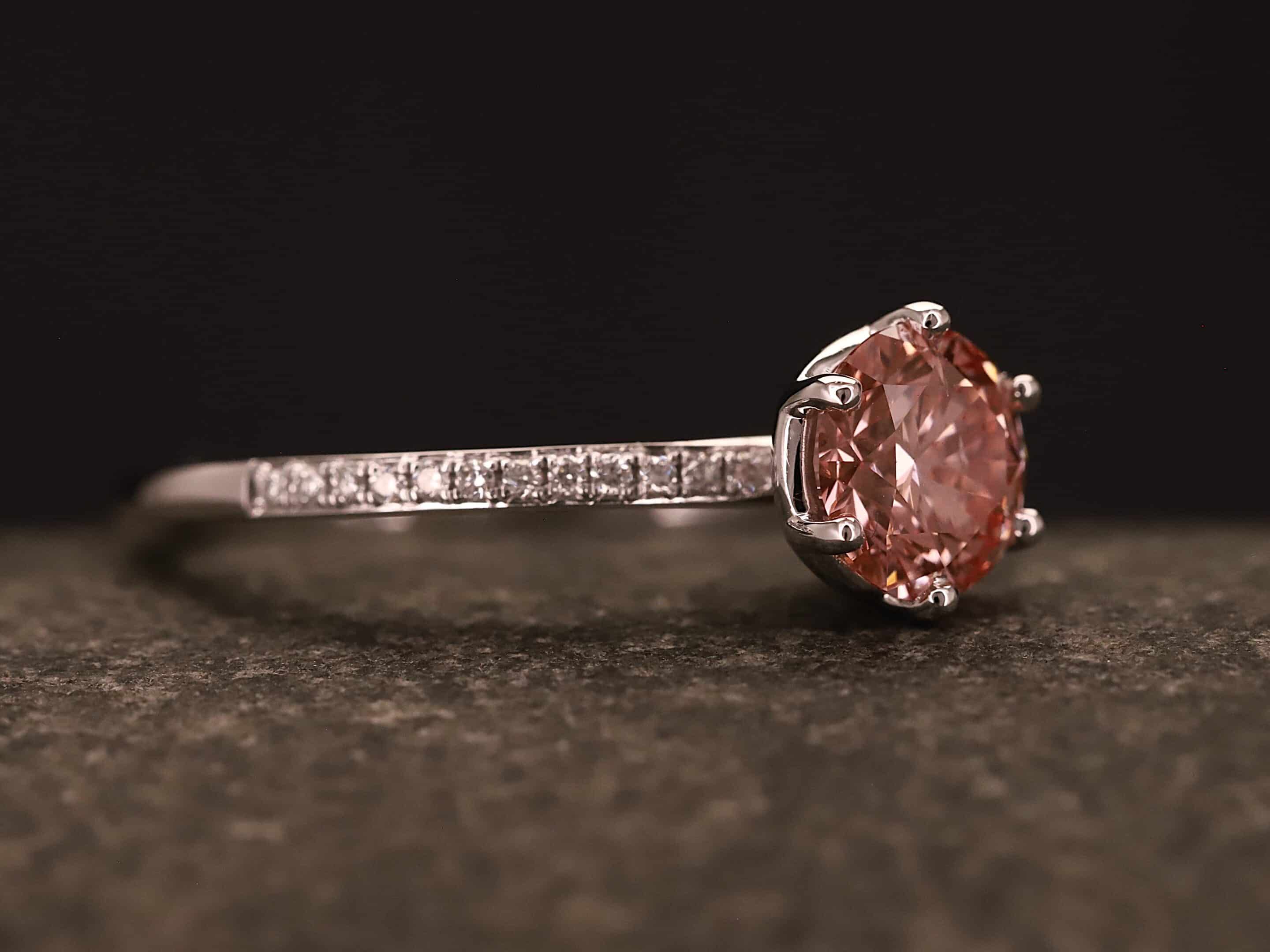 Verlobungsring 585er Weißgold mit 1 ct synthetischem Diamanten im Brillant Schliff in der Farbe Pink – Bild 10