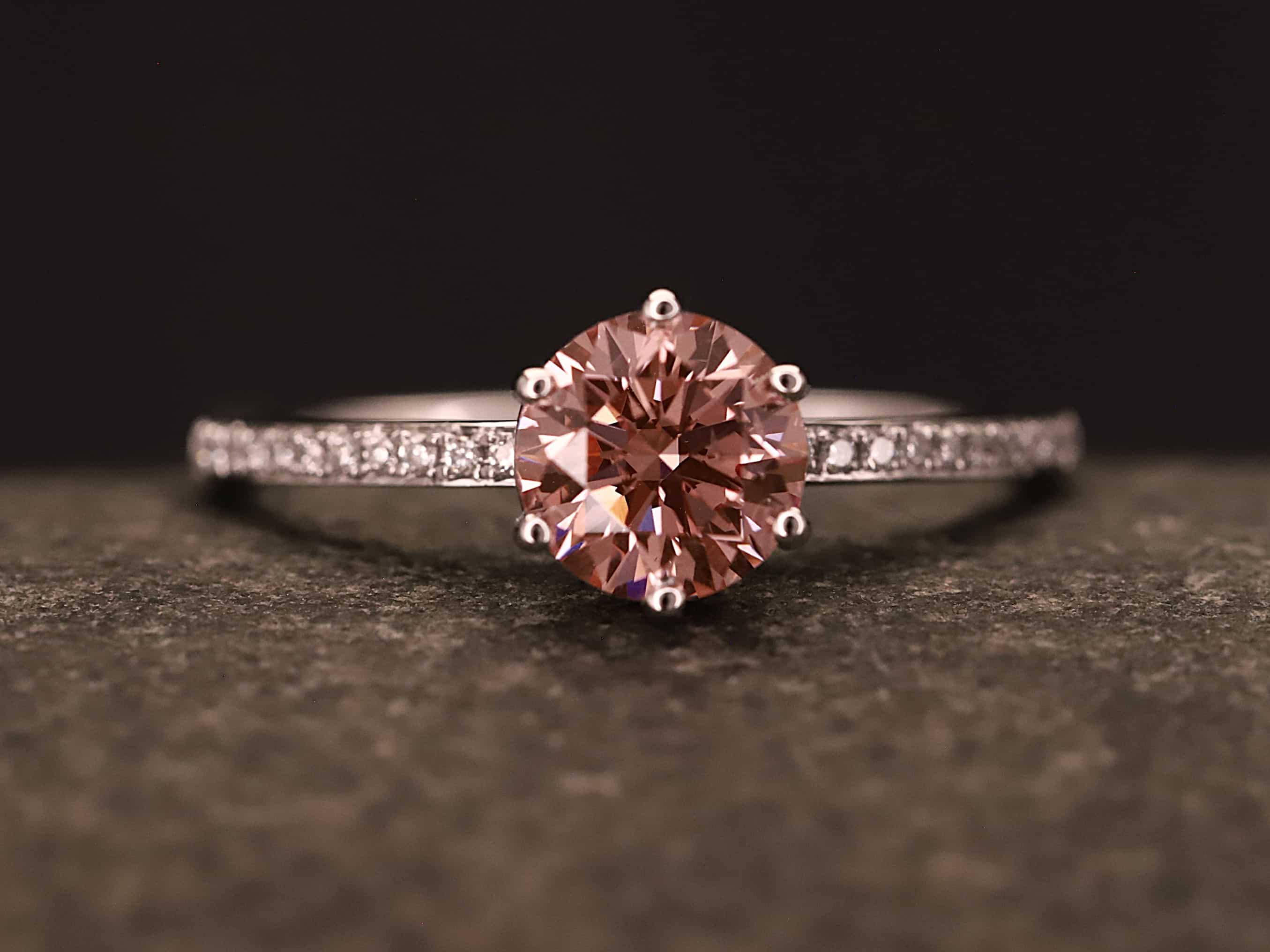 Verlobungsring 585er Weißgold mit 1 ct synthetischem Diamanten im Brillant Schliff in der Farbe Pink – Bild 7