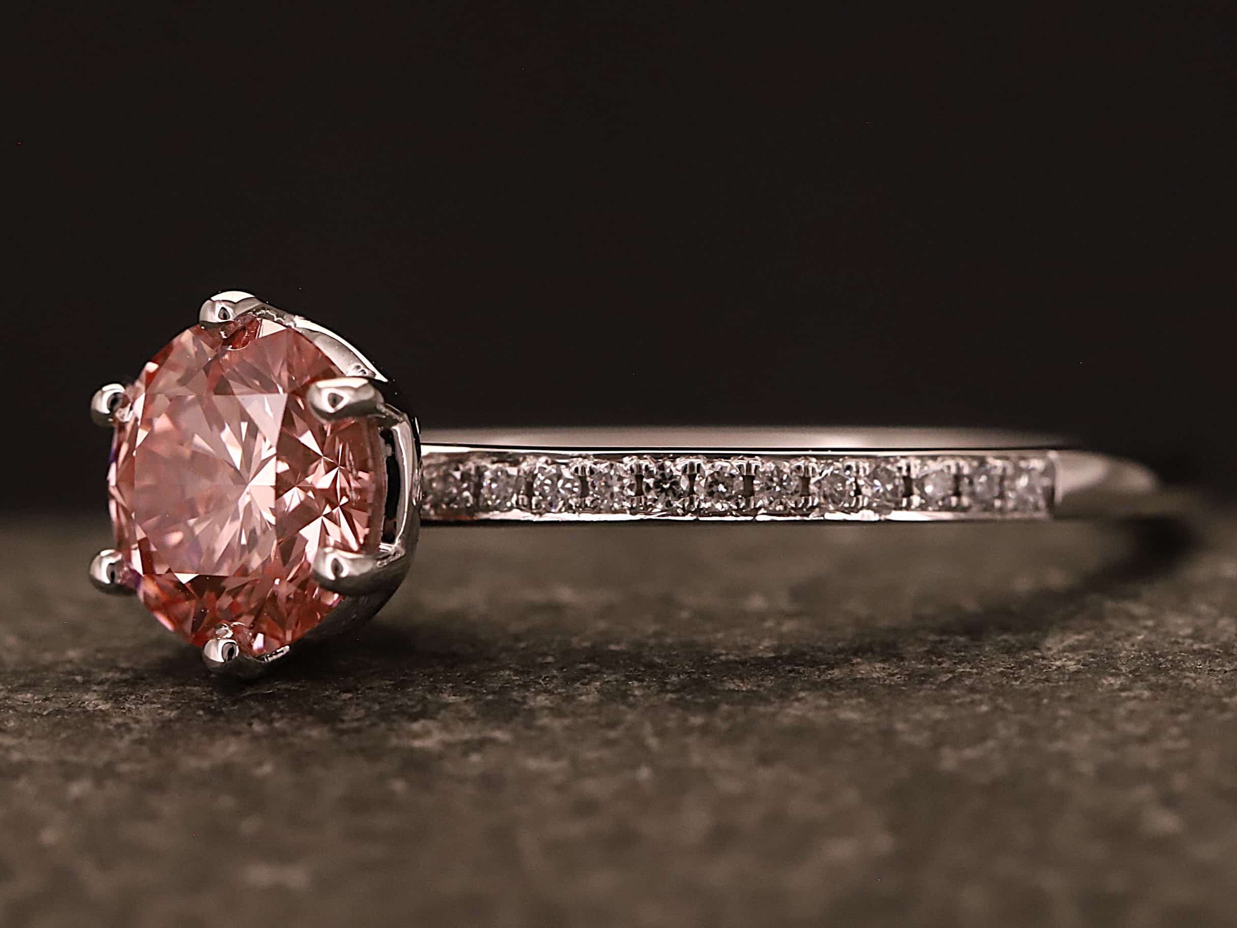 Verlobungsring 585er Weißgold mit 1 ct synthetischem Diamanten im Brillant Schliff in der Farbe Pink – Bild 8