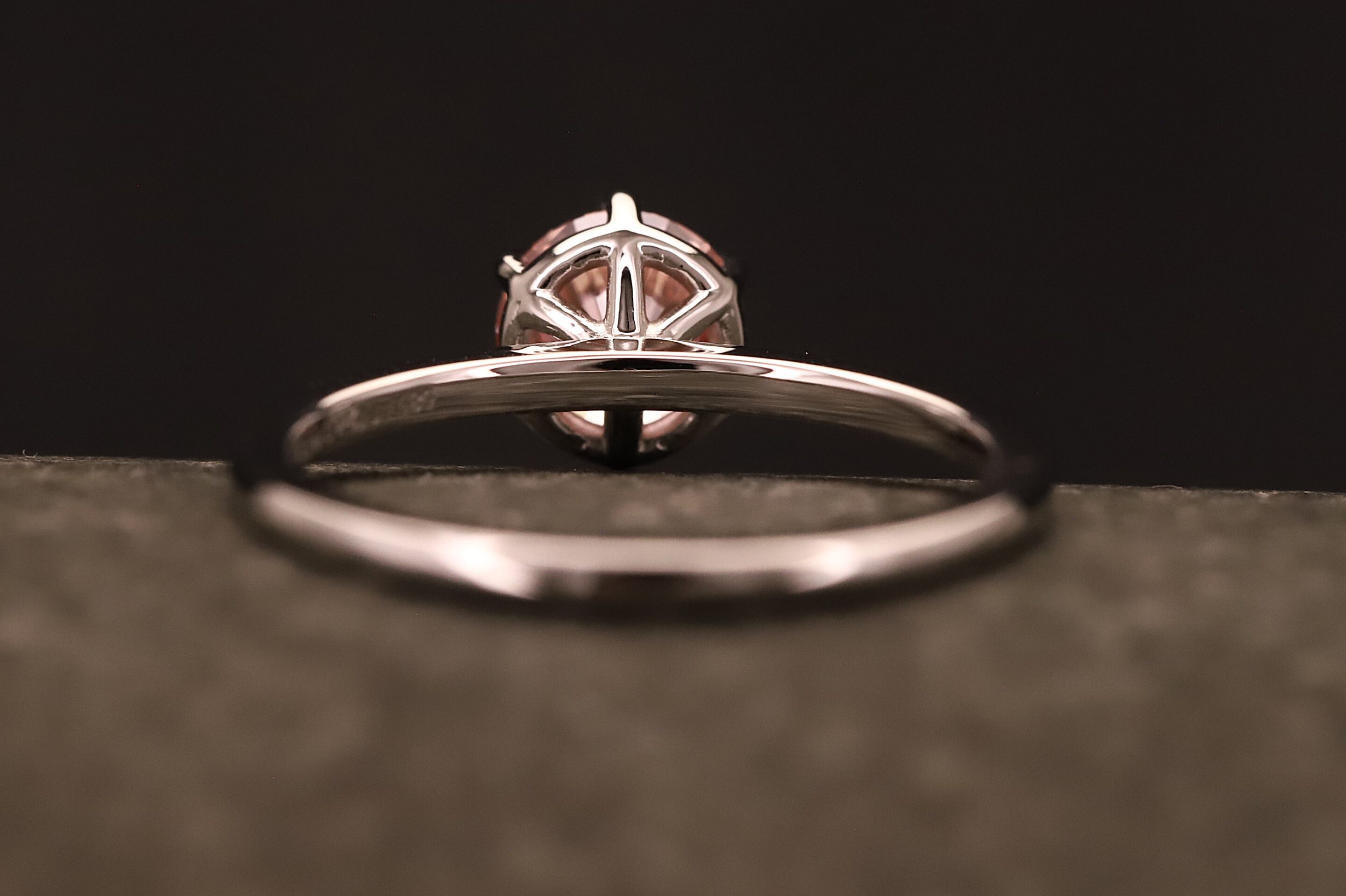 Verlobungsring 585er Weißgold mit 1 ct synthetischem Diamanten im Brillant Schliff in der Farbe Pink – Bild 14