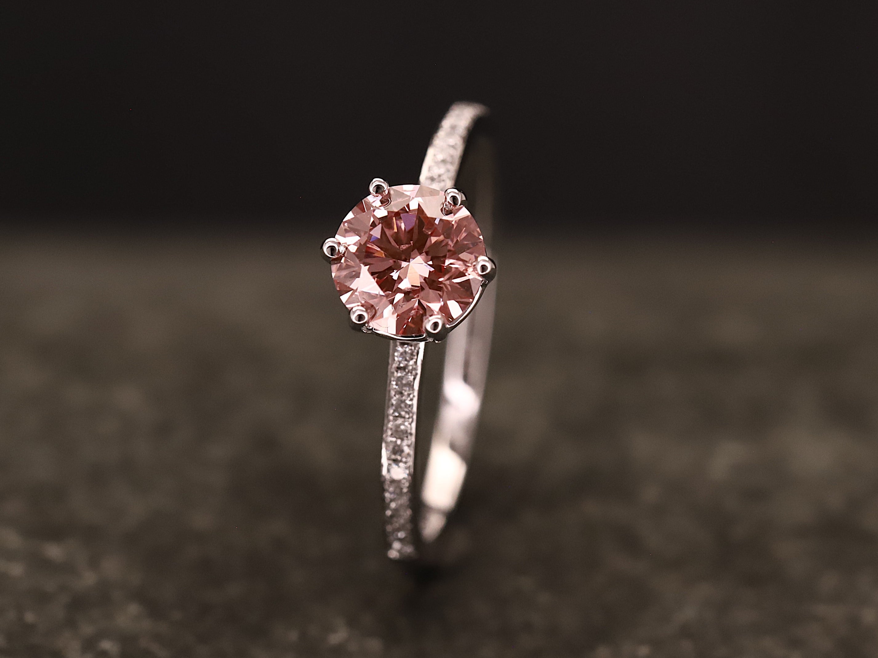 Verlobungsring 585er Weißgold mit 1 ct synthetischem Diamanten im Brillant Schliff in der Farbe Pink – Bild 11