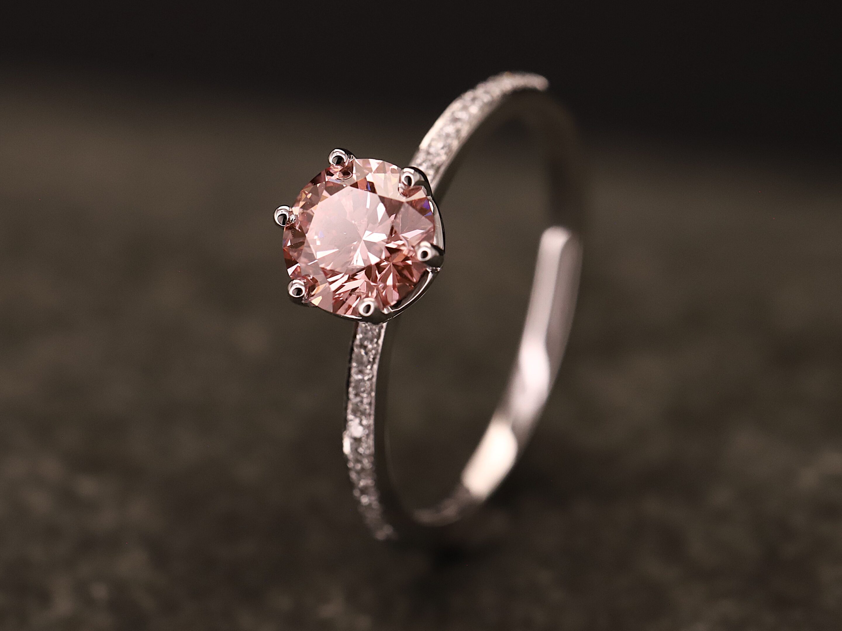 Verlobungsring 585er Weißgold mit 1 ct synthetischem Diamanten im Brillant Schliff in der Farbe Pink – Bild 12