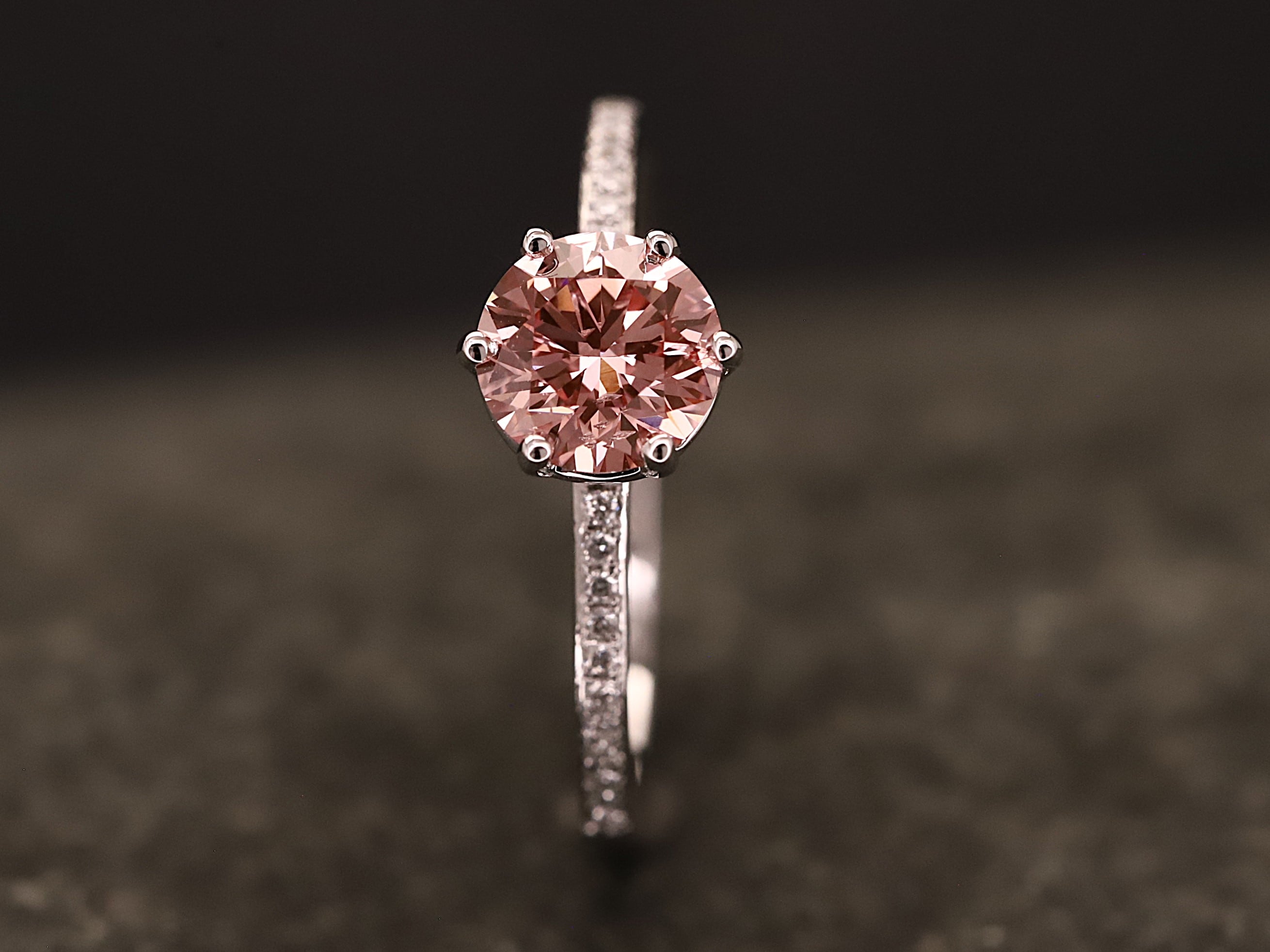 Verlobungsring 585er Weißgold mit 1 ct synthetischem Diamanten im Brillant Schliff in der Farbe Pink – Bild 13