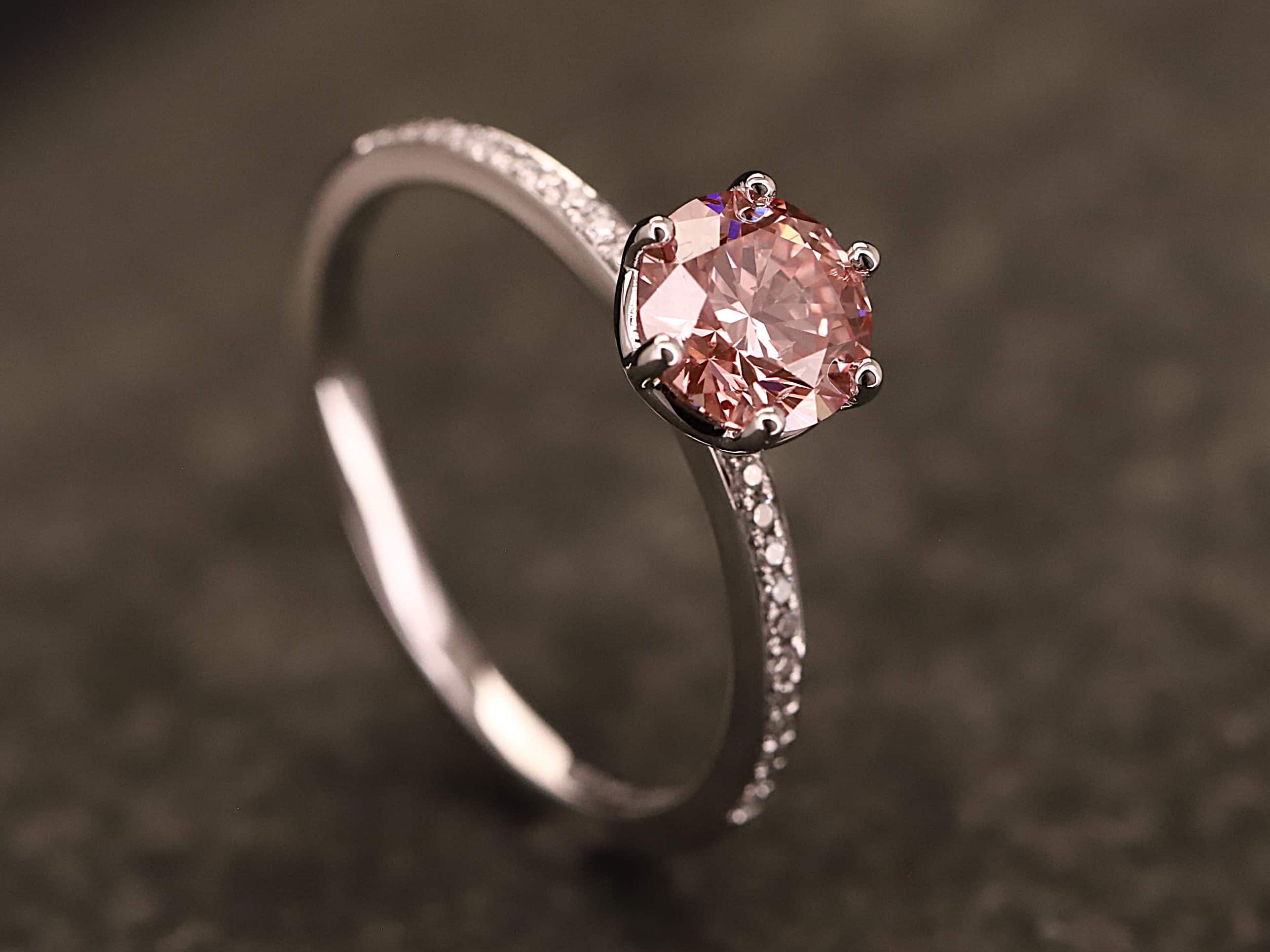 Verlobungsring 585er Weißgold mit 1 ct synthetischem Diamanten im Brillant Schliff in der Farbe Pink – Bild 2