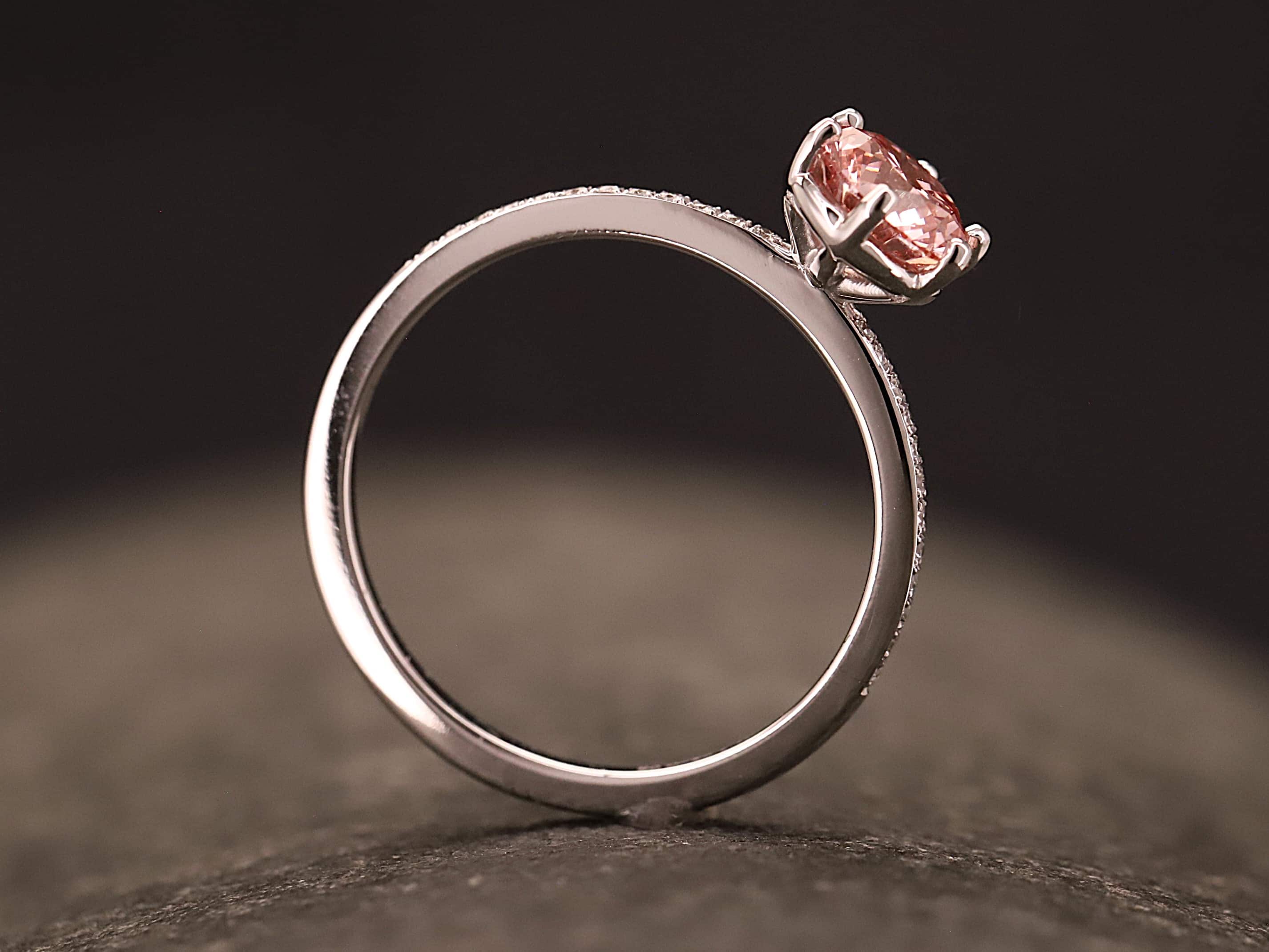 Verlobungsring 585er Weißgold mit 1 ct synthetischem Diamanten im Brillant Schliff in der Farbe Pink – Bild 3