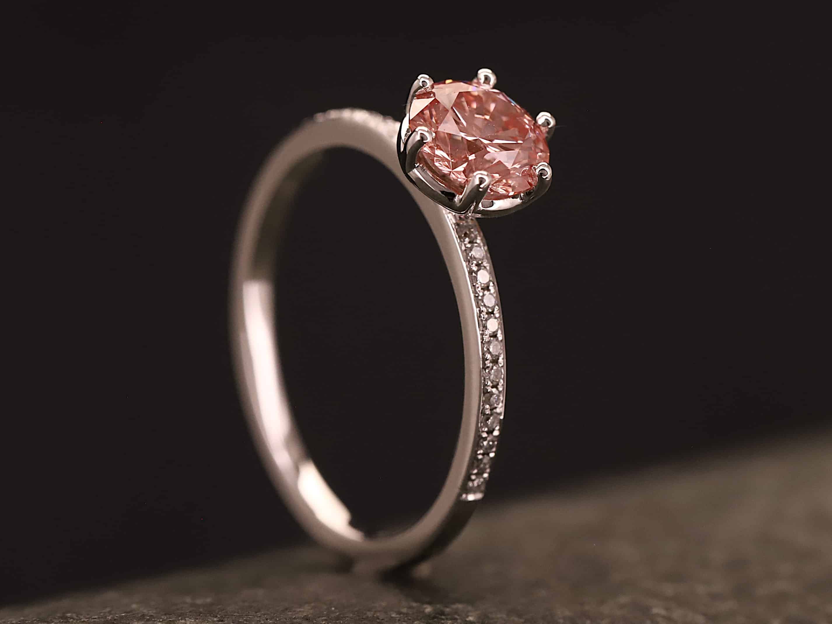 Verlobungsring 585er Weißgold mit 1 ct synthetischem Diamanten im Brillant Schliff in der Farbe Pink – Bild 4