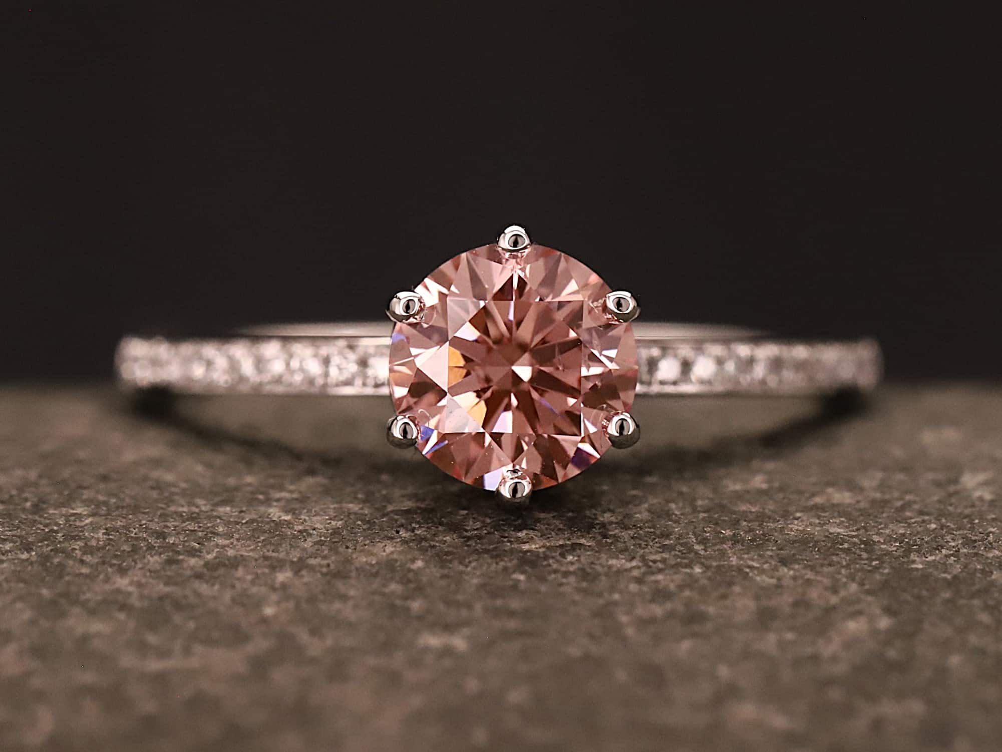 Verlobungsring 585er Weißgold mit 1 ct synthetischem Diamanten im Brillant Schliff in der Farbe Pink – Bild 5