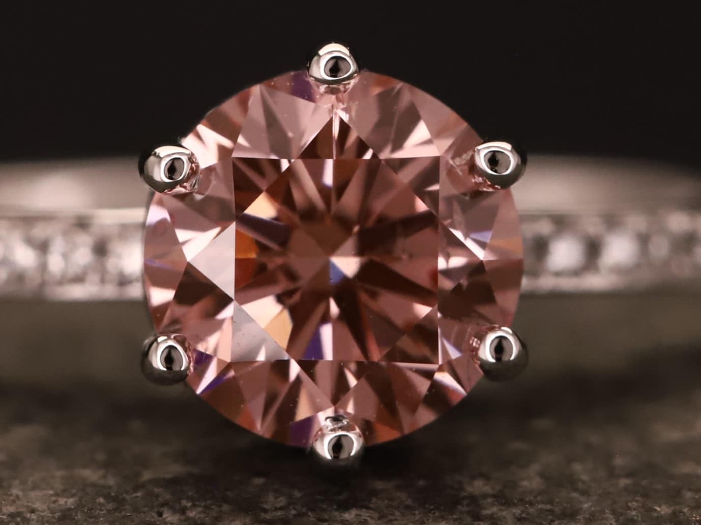 Verlobungsring 585er Weißgold mit 1 ct synthetischem Diamanten im Brillant Schliff in der Farbe Pink – Bild 6