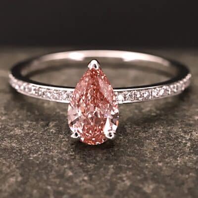 Verlobungsring 585er Weißgold mit 1 ct synthetischem Diamanten im Birnen Schliff in der Farbe Pink