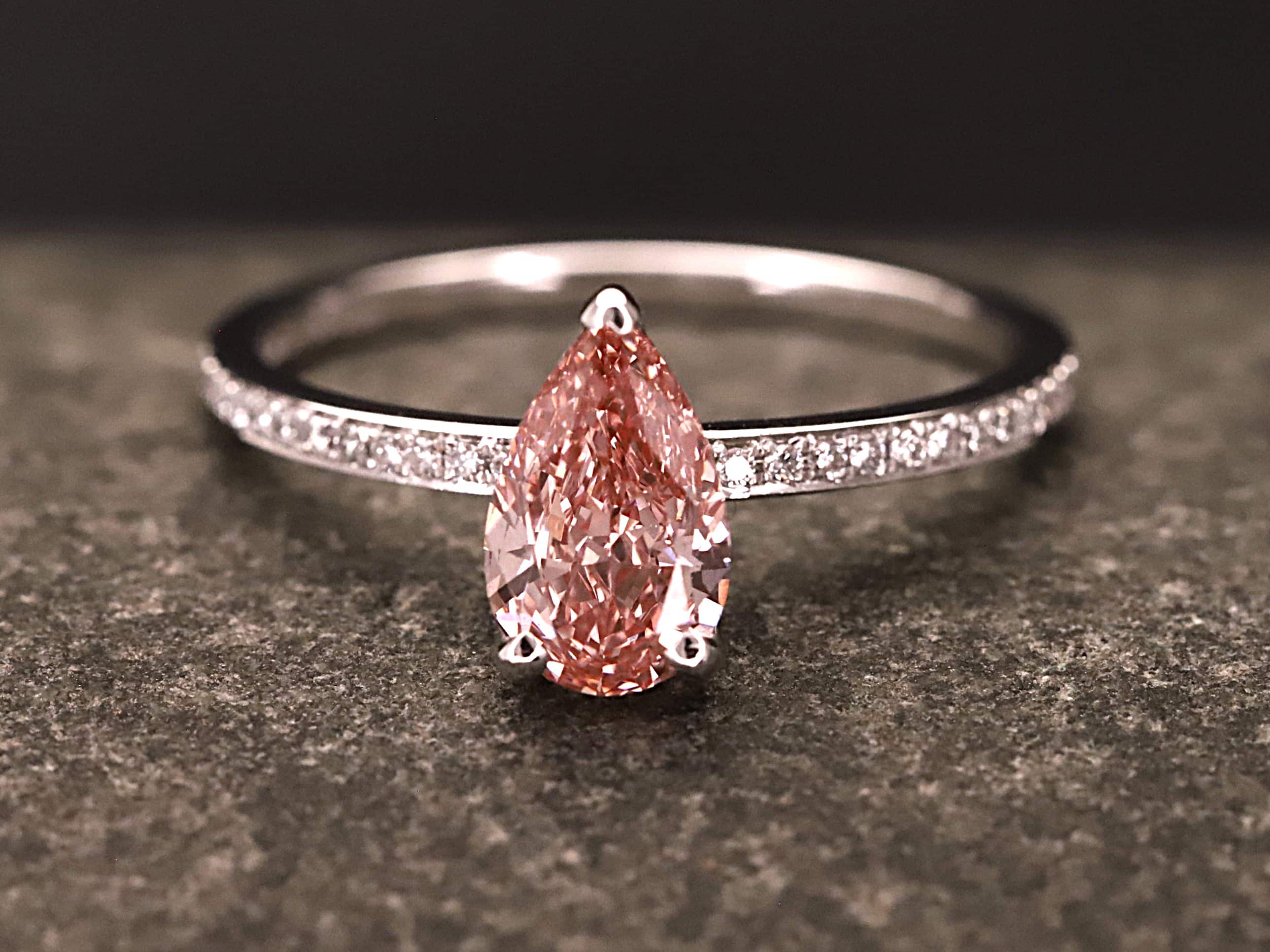 Verlobungsring 585er Weißgold mit 1 ct synthetischem Diamanten im Birnen Schliff in der Farbe Pink