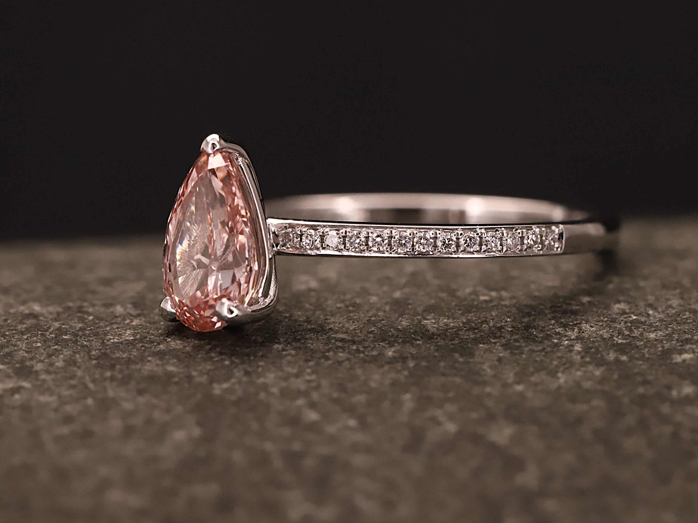 Verlobungsring 585er Weißgold mit 1 ct synthetischem Diamanten im Birnen Schliff in der Farbe Pink – Bild 4