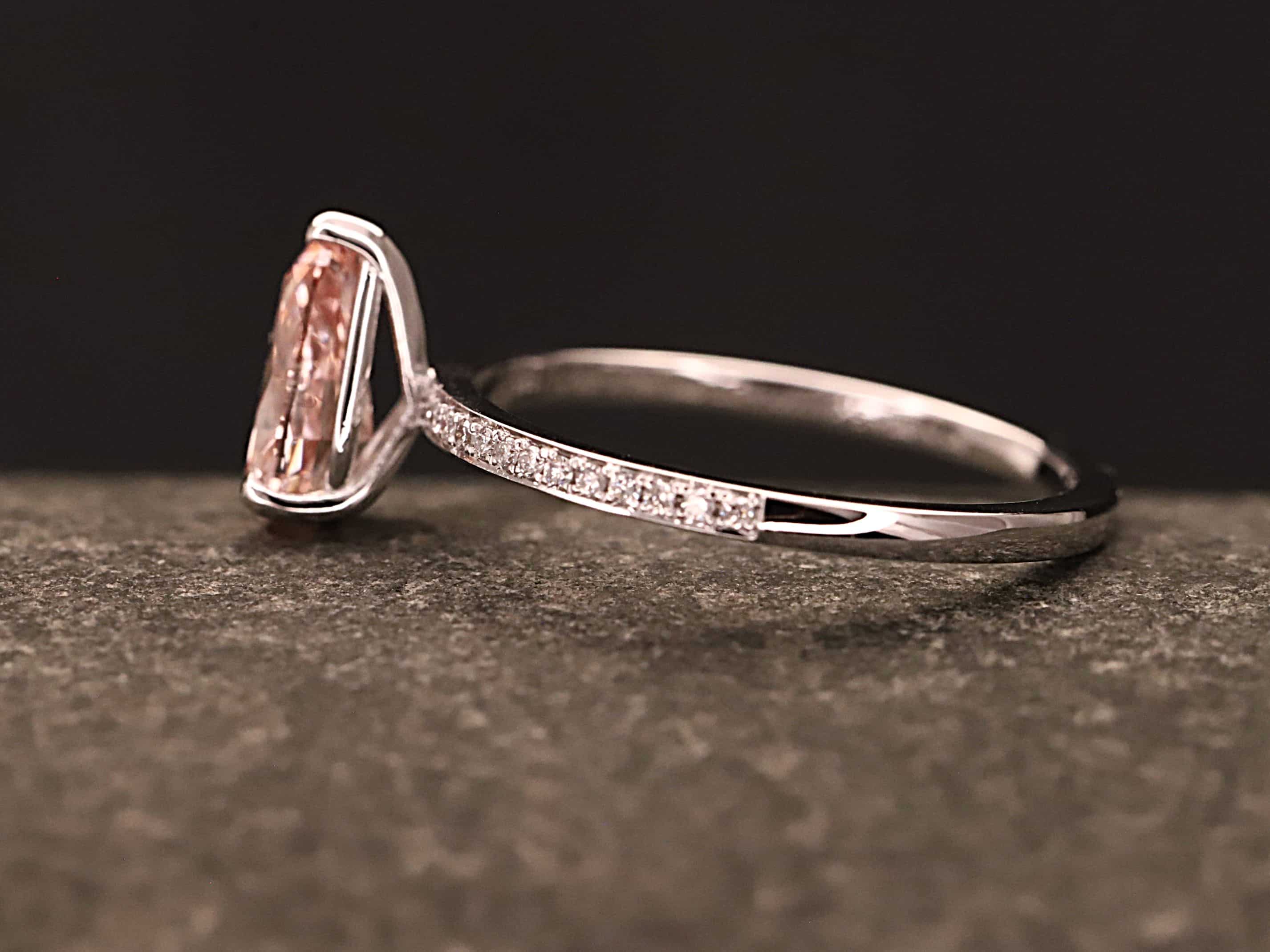 Verlobungsring 585er Weißgold mit 1 ct synthetischem Diamanten im Birnen Schliff in der Farbe Pink – Bild 3