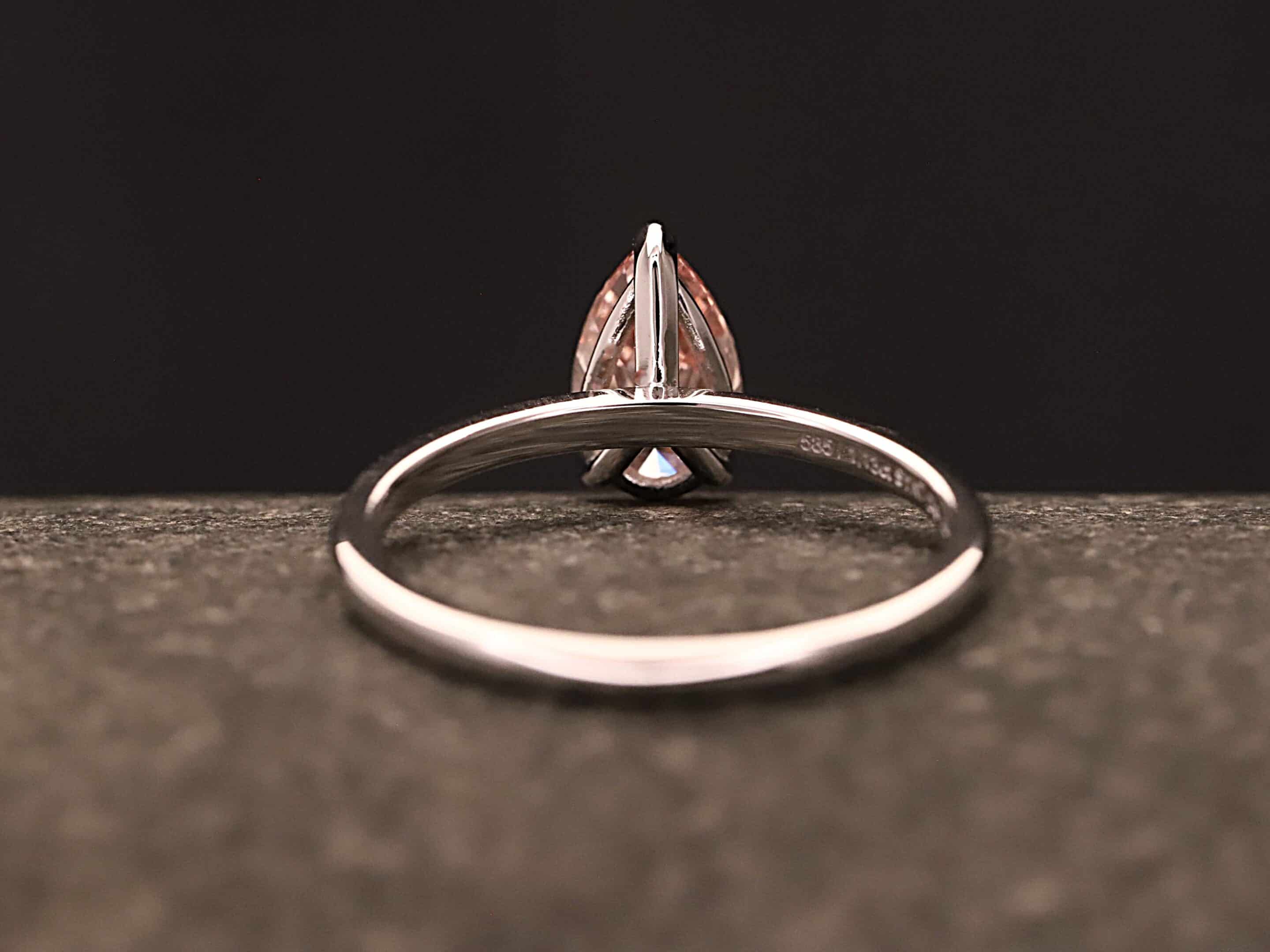 Verlobungsring 585er Weißgold mit 1 ct synthetischem Diamanten im Birnen Schliff in der Farbe Pink – Bild 5