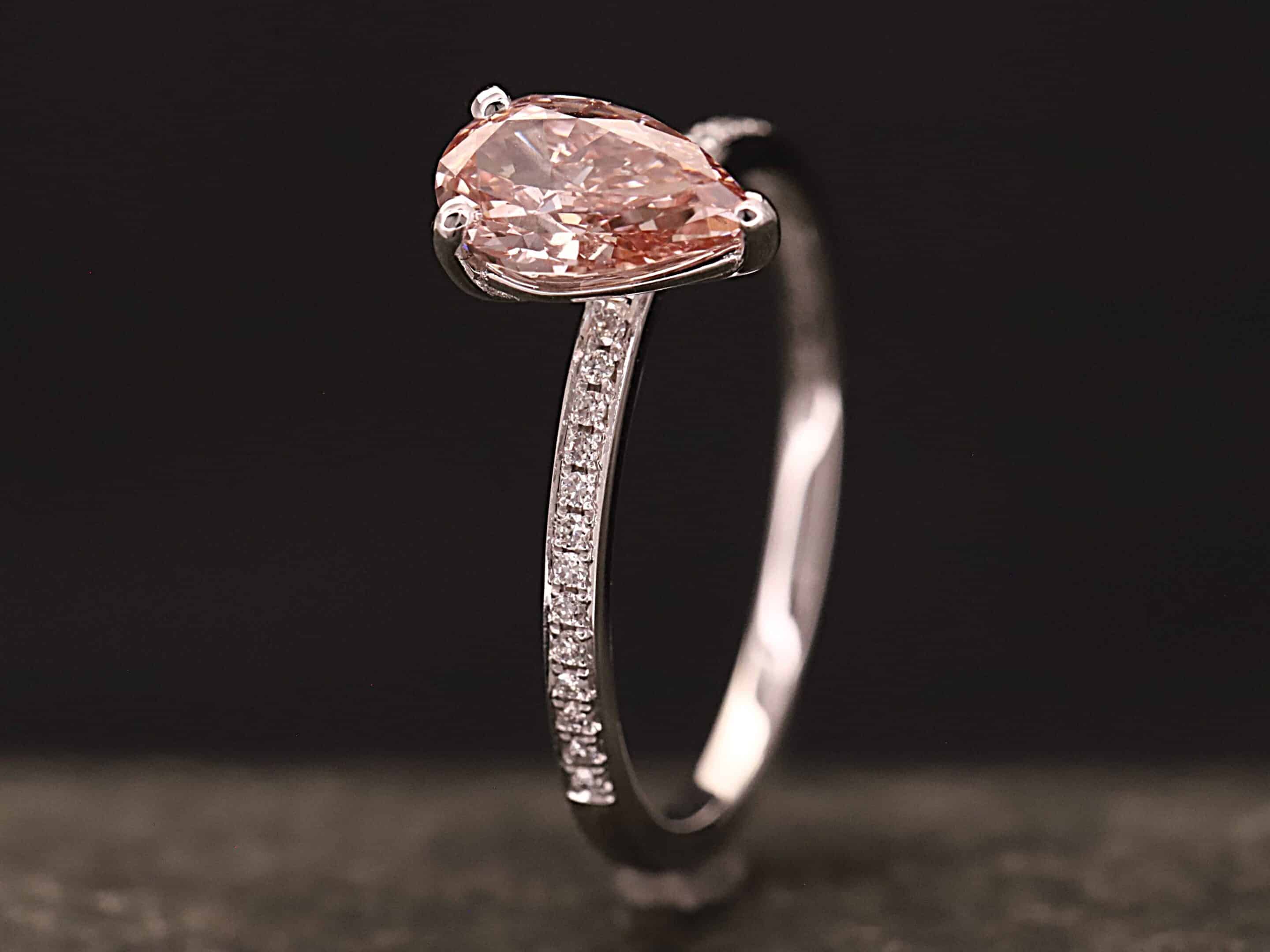 Verlobungsring 585er Weißgold mit 1 ct synthetischem Diamanten im Birnen Schliff in der Farbe Pink – Bild 2